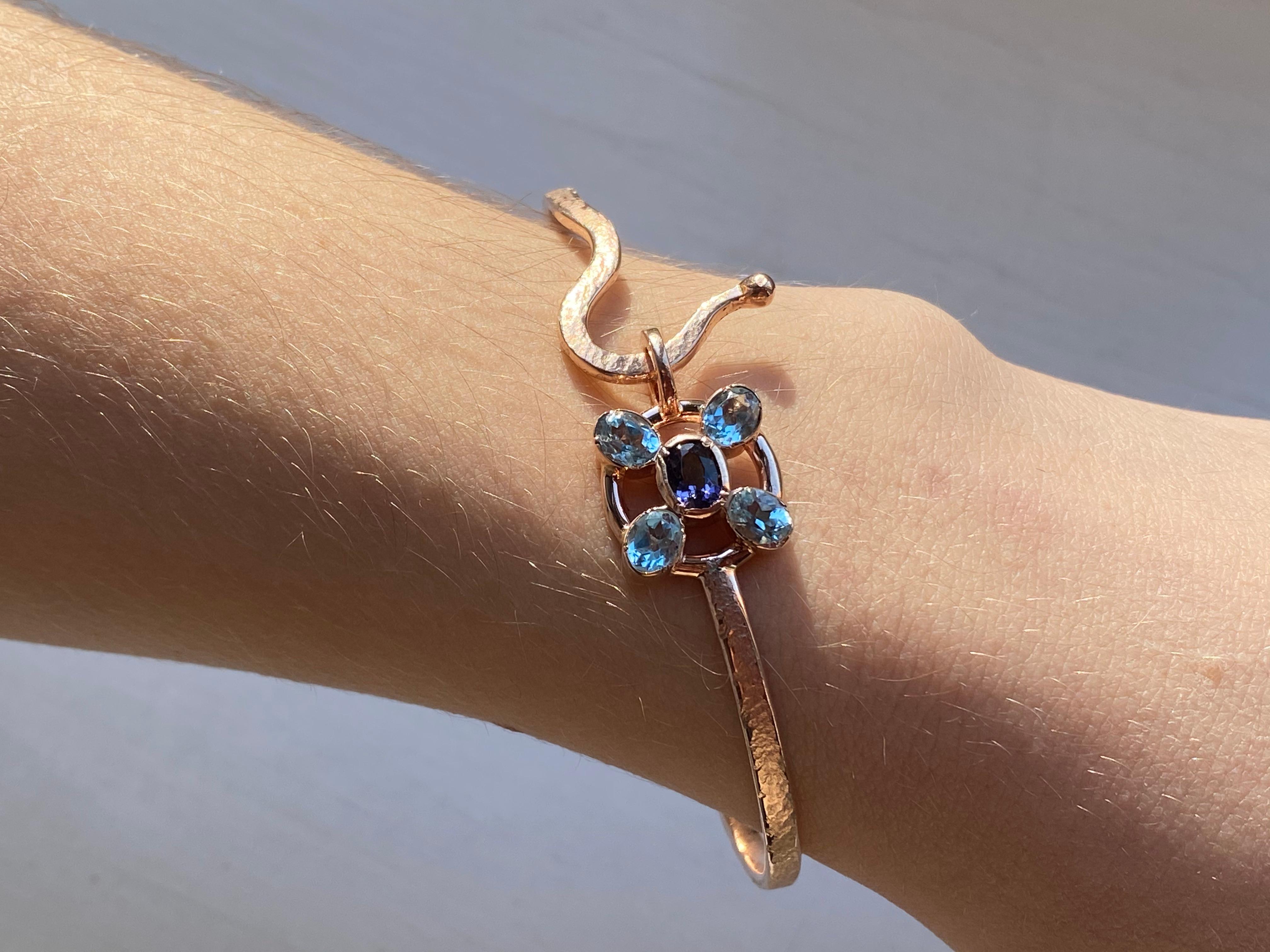  18K Gold Blue Sapphires Aquamarine Twisted Bangle Modern Flower Design Bracelet For Sale 1