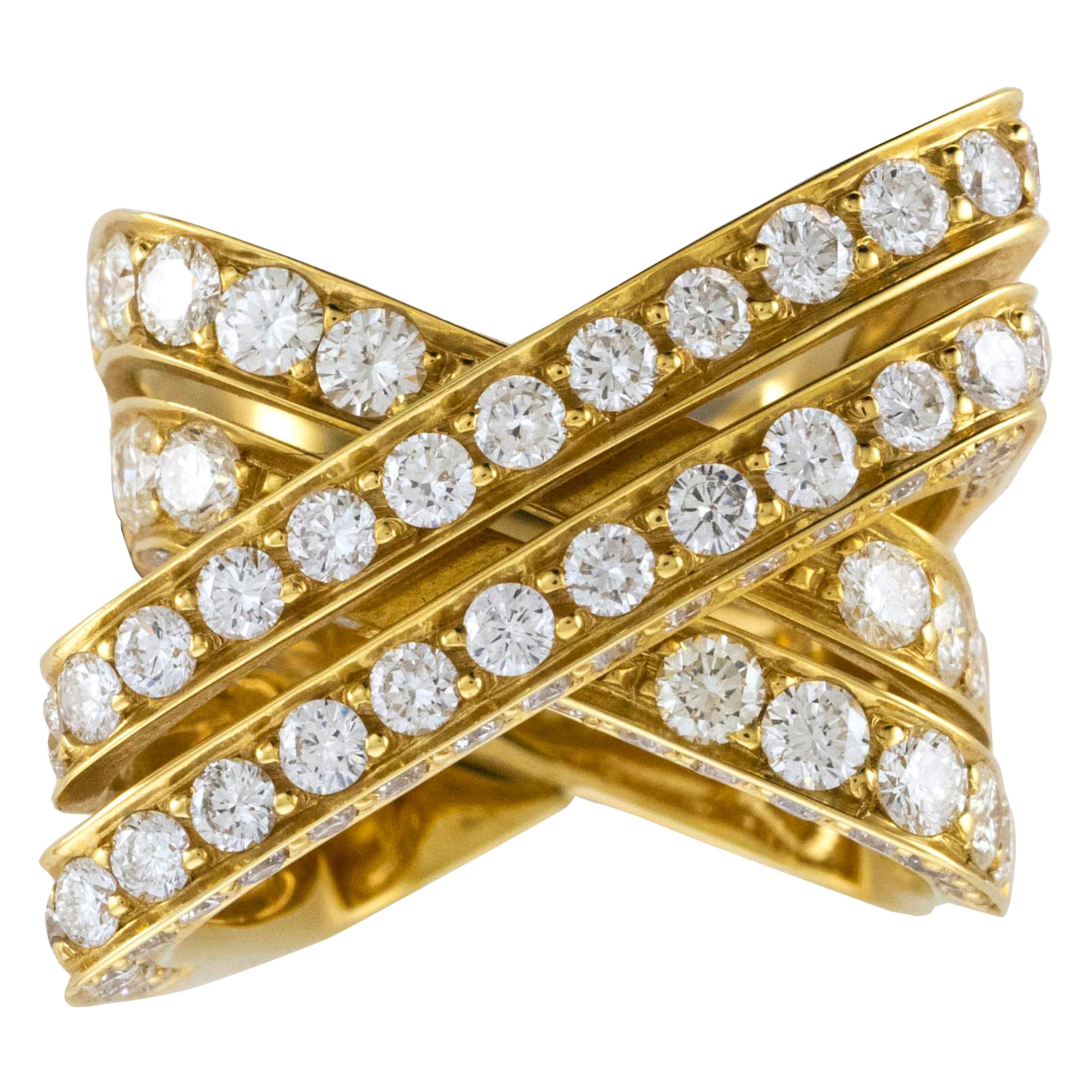 Solid 18 Kt yellow gold cocktail ring weighing gr.19.70.
A very fine knot shaped braid embellished with diamonds weighing in total ct 3.89.
Made in Italy.
Size 7. Not sizable.
Accompanied by appraisal document.


