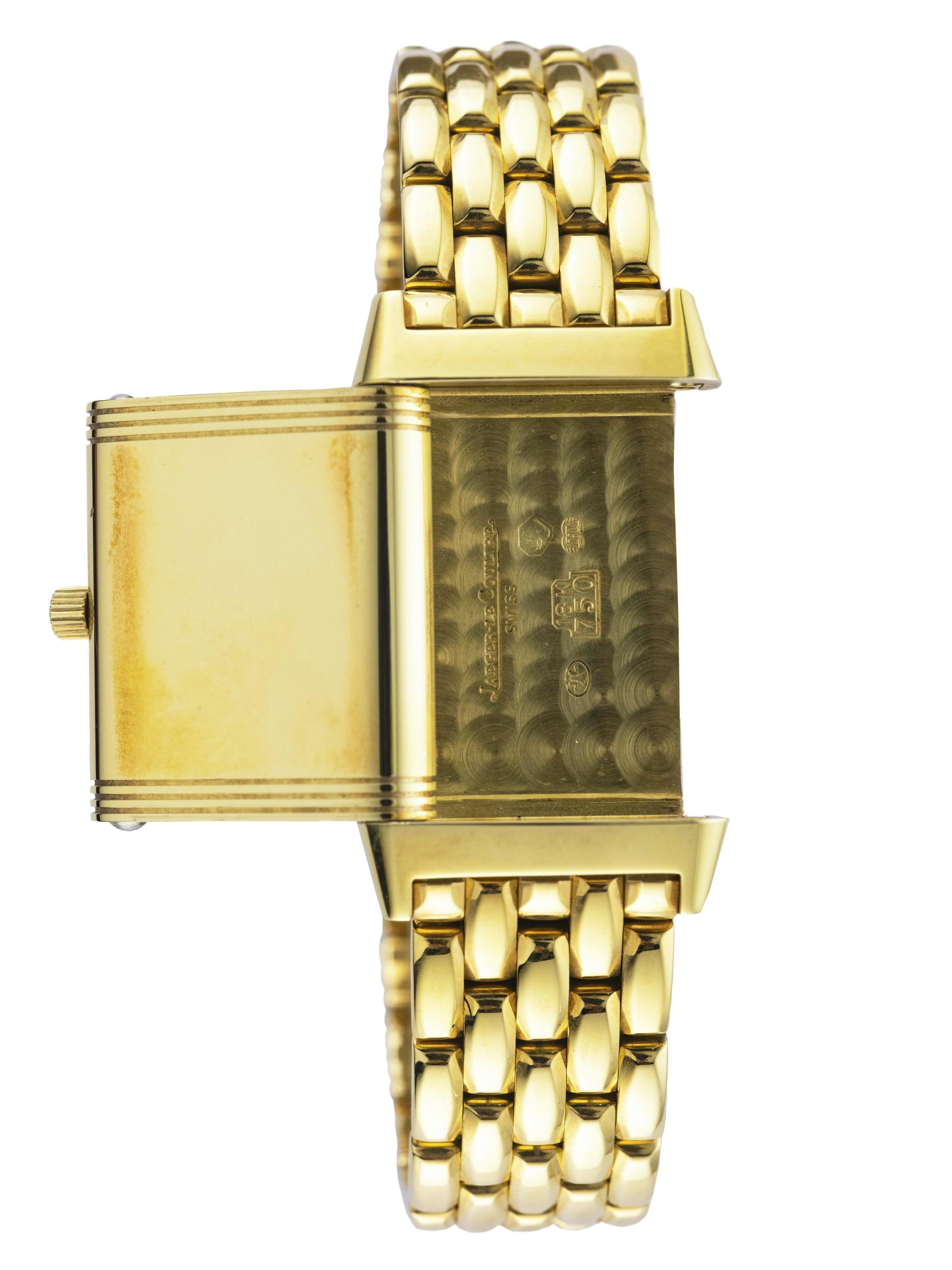 Cette montre Reverso en or jaune a un cadran argenté avec des aiguilles en acier bleui.
Un bracelet en or jaune est accompagné d'un fermoir double déployant, également en or jaune.
La pièce est équipée d'un verre saphir et d'un mouvement à remontage