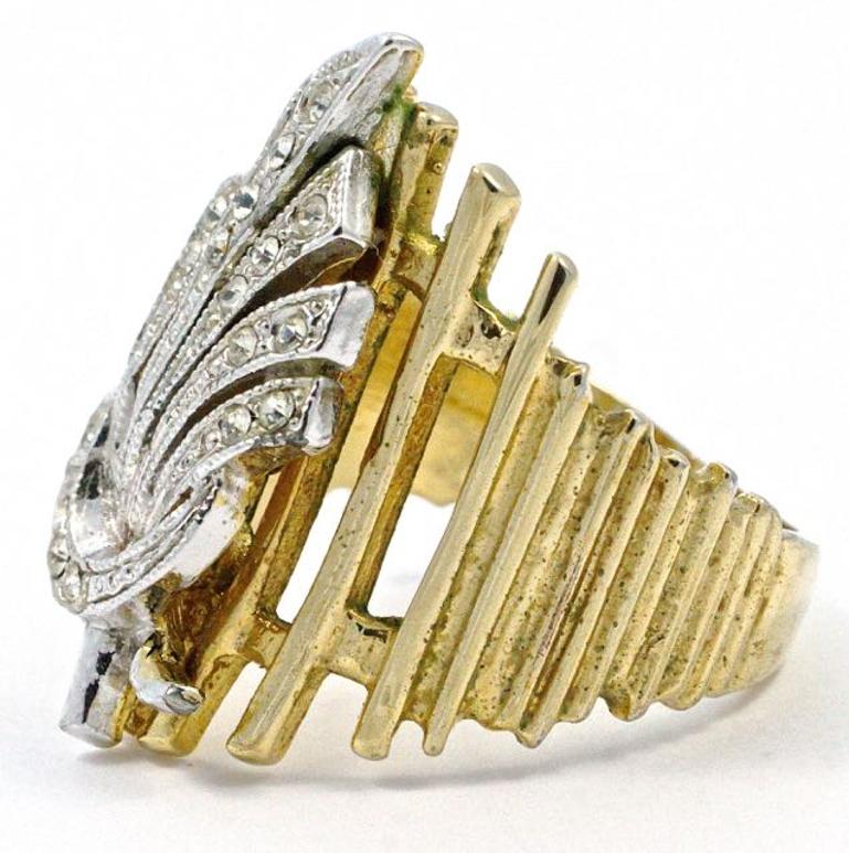 
Beautiful 18KGE gold electroplated ring with a graduated ridged band, and featuring a silver tone floral design embellished with clear rhinestones. Ring size UK O 1/2, US 7 1/4, inside diameter 1.8cm / .71 inch. The front measures maximum 2.6cm /