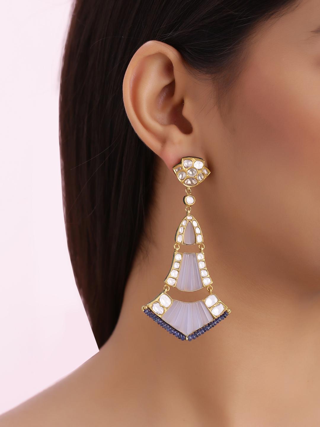 18k Gold Chandelier Earrings with Diamonds, Carved Chalcedony and Sapphire Beads In New Condition For Sale In Jaipur, IN