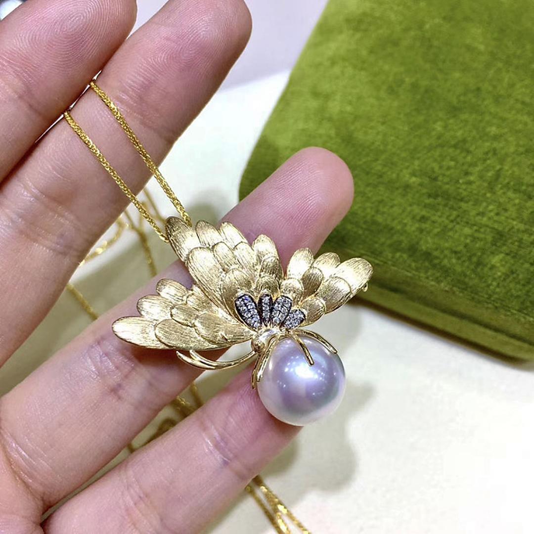 【Vine Symphony】Convertible Gilded Wings South Sea Pearl & Diamond Brooch Pendant In New Condition For Sale In New York, NY