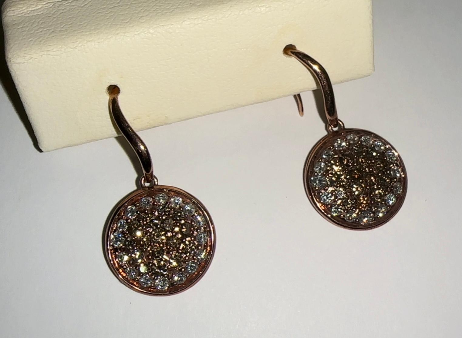 Contemporaneo Orecchini pendenti con diamanti bianchi e champagne 18KR in vendita