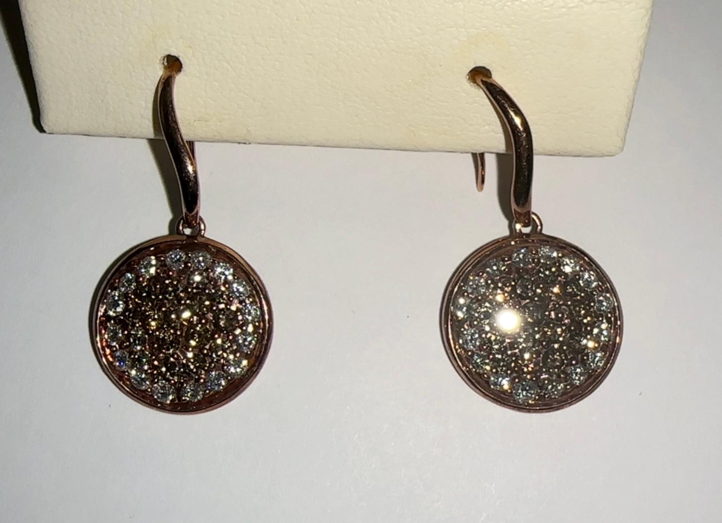 Taglio rotondo Orecchini pendenti con diamanti bianchi e champagne 18KR in vendita