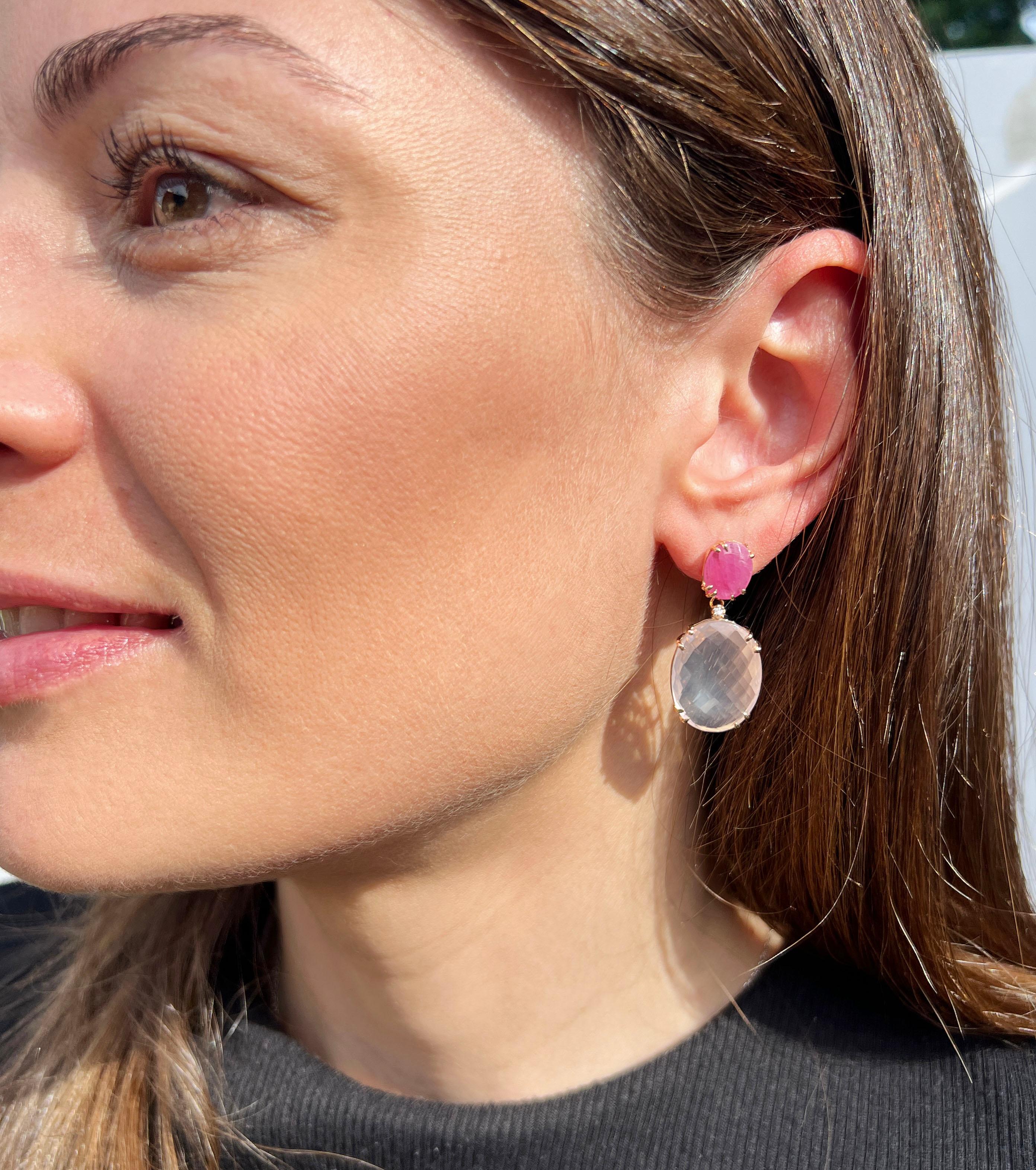 Zeitlose und besondere Ohrringe in verschiedenen Formen mit rosa Quarz und dunkelrosa natürlichen Saphiren. 
Finden Sie die Ohrringe nicht auch toll? Wir lieben sie sehr, wir lieben die Farbe. Wunderschöne Ohrringe mit speziell geschliffenem Quarz