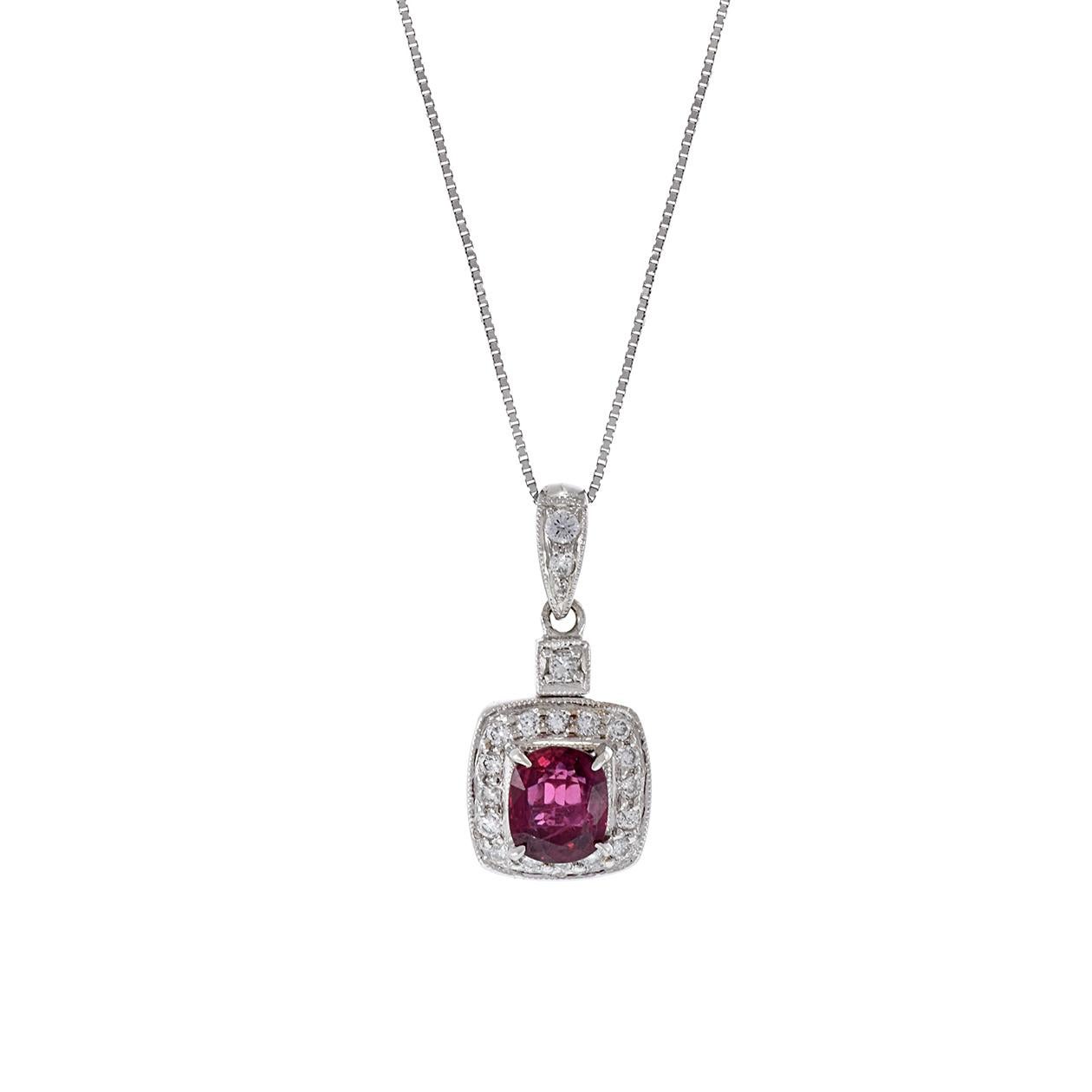 Questa bellissima collana con ciondolo mette in mostra un rubino dal taglio ovale al centro, con 0,71ct di gemma autentica, circondata da 0,25ct-tw di scintillanti diamanti dal taglio rotondo G-VS. Realizzato in oro bianco 18 carati per un design