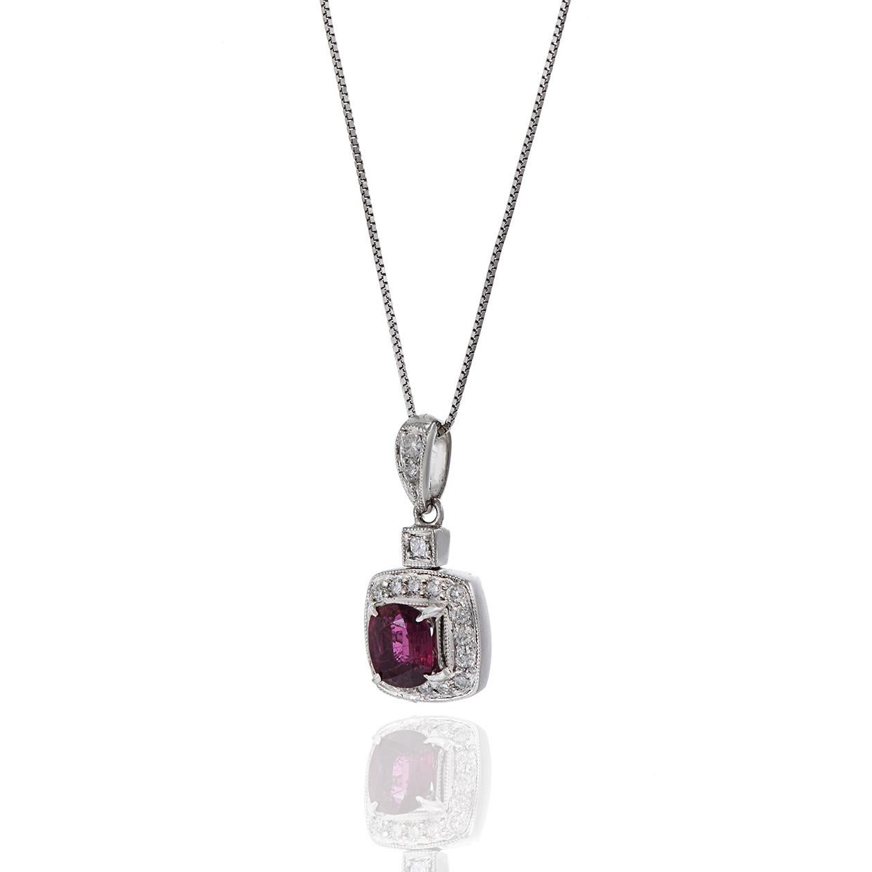 Taglio ovale Ciondolo con rubino e diamante in oro bianco 18KT/14KT in vendita