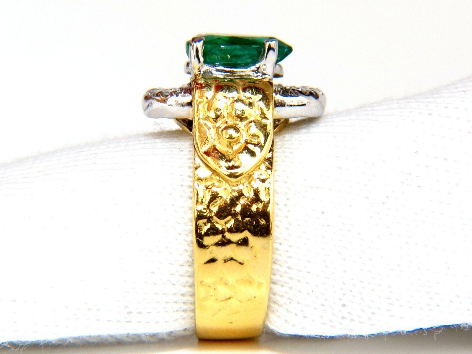18KT 1.90CT Natural Emerald Diamond Ring Scaling Pattern Clip Over Design In New Condition For Sale In New York, NY
