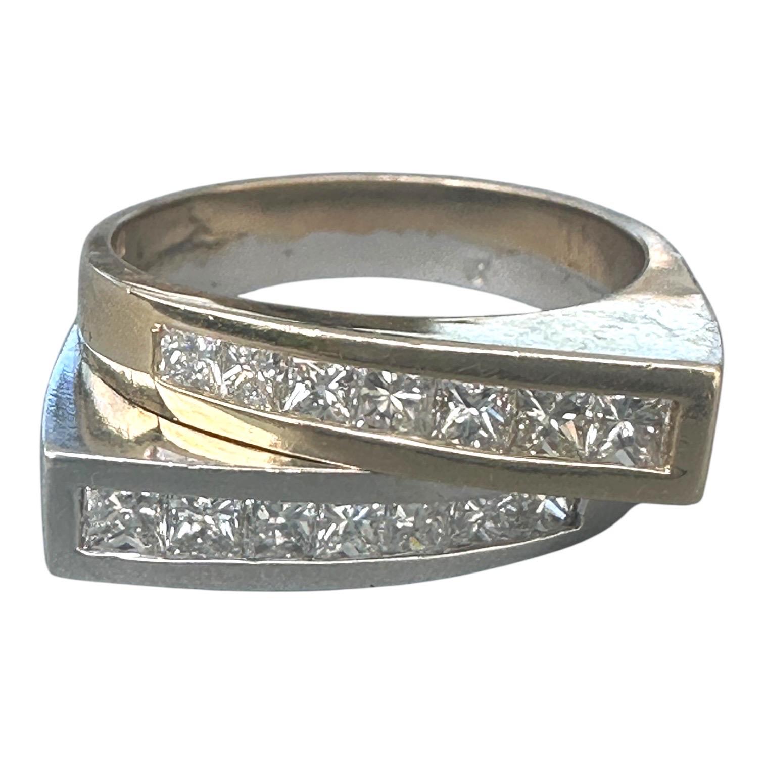 Moderne 18Kt 2-Row Princess 2.00ct Diamond Band 2-Tone 14Kt Ring en vente