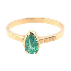18kt .33ct Pear Shaped Emerald Ring