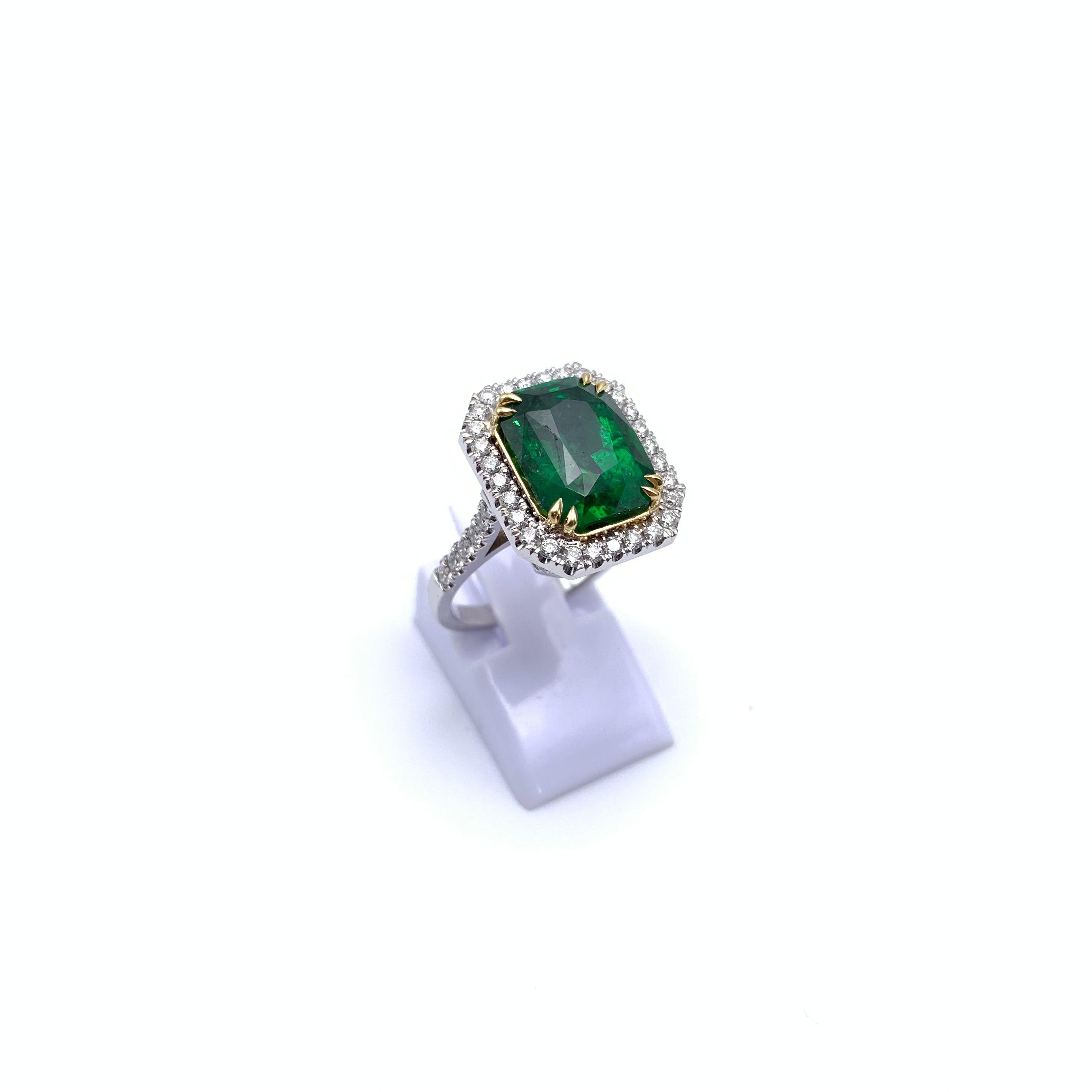 18KT 8.88 CT Tsavorite Garnet and Diamond Ring In Excellent Condition For Sale In Lynchburg, VA