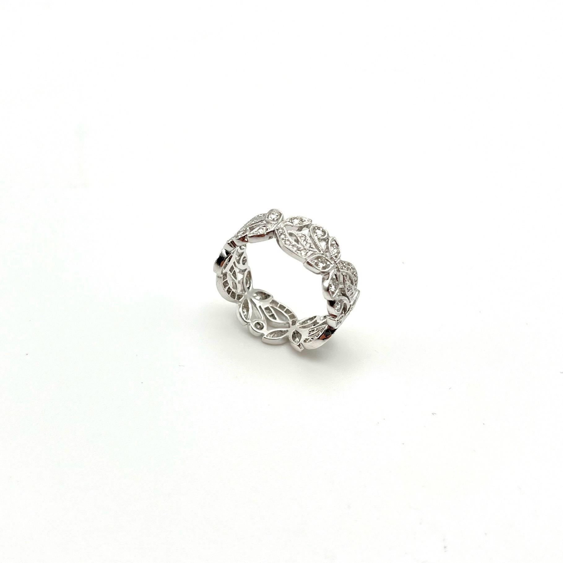 Dieses zarte, florale Band stammt vom Markenjuwelier Beverley K. Es ist mit hübschen Maserungen und perlenbesetzten Diamanten versehen, die es aus allen Blickwinkeln funkeln lassen. Dieser Ring besteht aus 18 Karat Weißgold und ist mit 59 runden