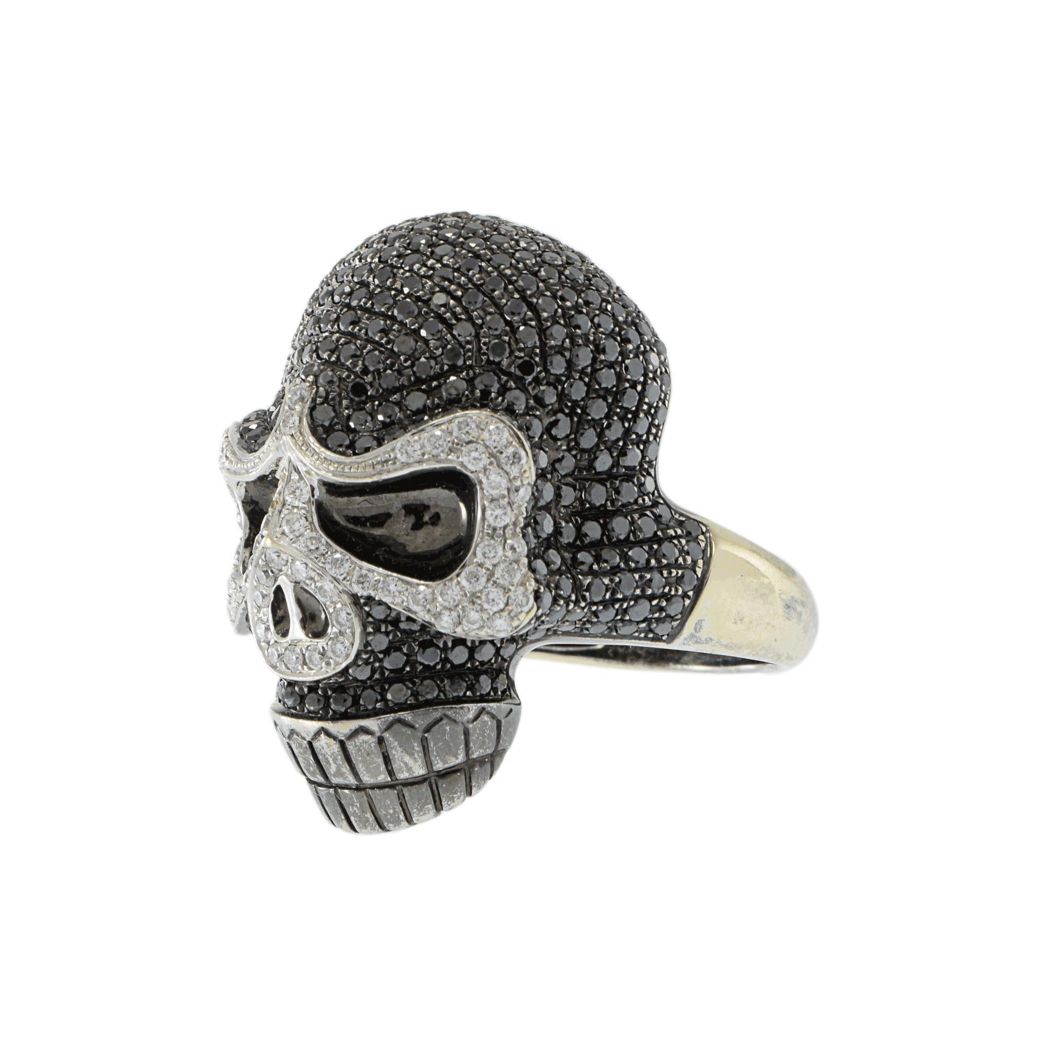 Cette bague frappante et audacieuse est ornée d'un diamant noir de taille ronde de 2,42 carats, d'une couleur noire profonde et captivante.

La bague est rehaussée de 0,47 carats de diamants blancs ronds de taille brillant, d'une pureté VS2 et d'une