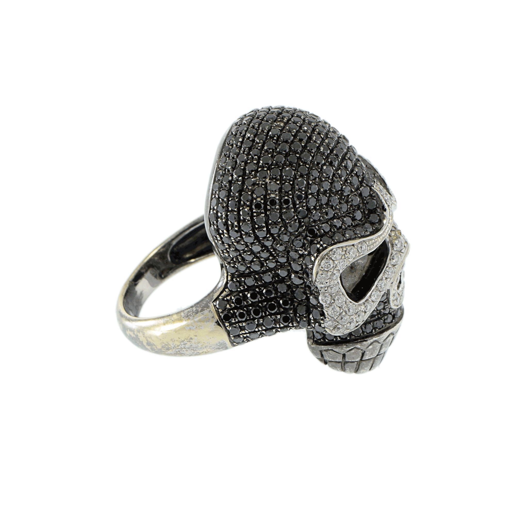 Taille ronde Bague crâne en diamant noir et blanc 18KT en vente