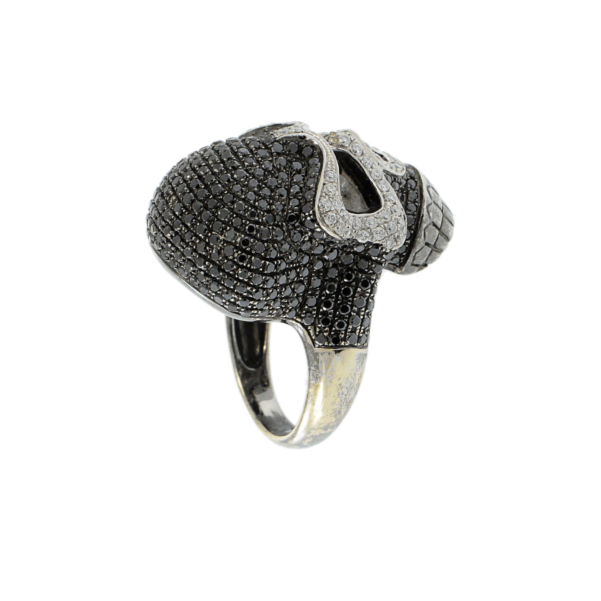 Bague crâne en diamant noir et blanc 18KT Bon état - En vente à New York, NY