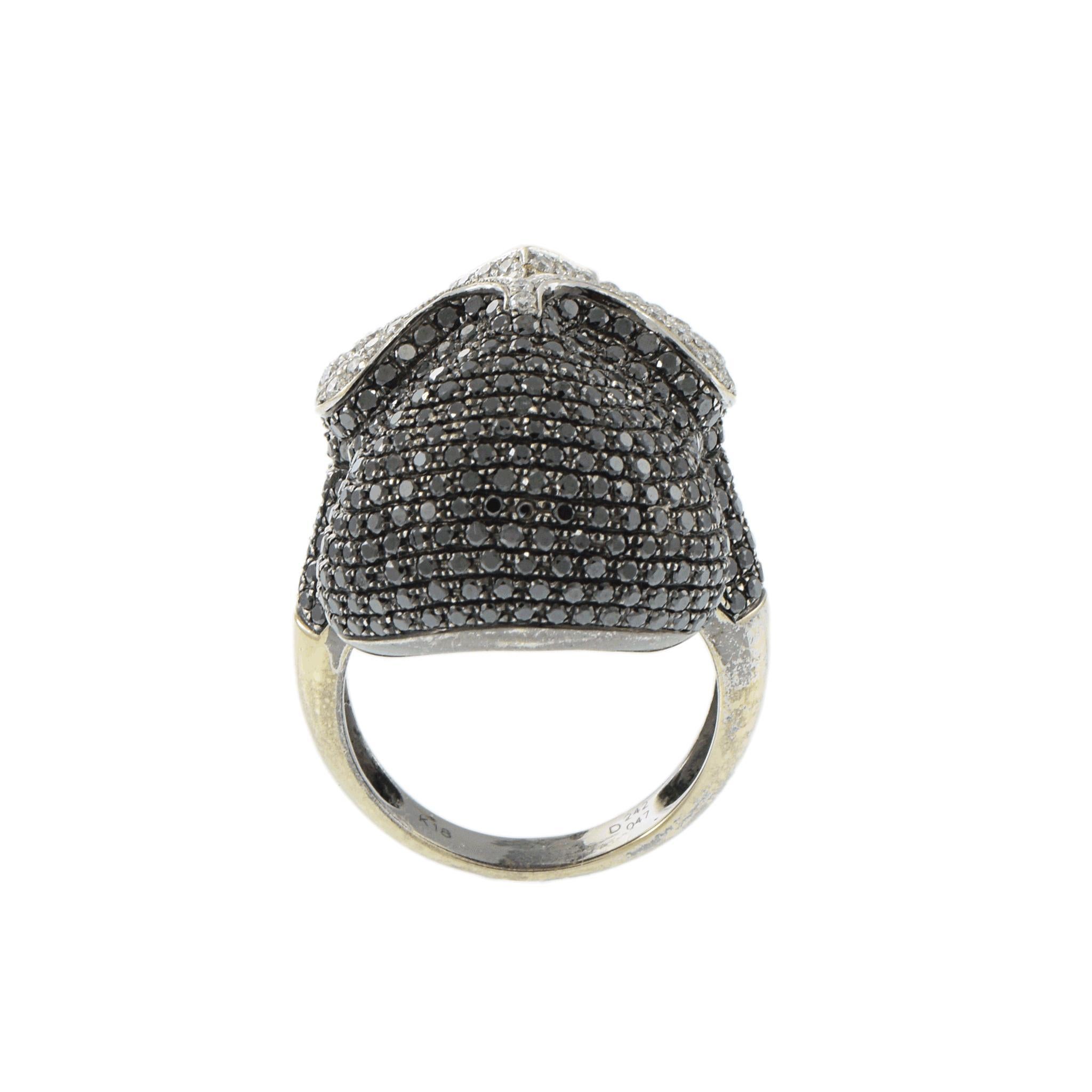 Bague crâne en diamant noir et blanc 18KT en vente 1
