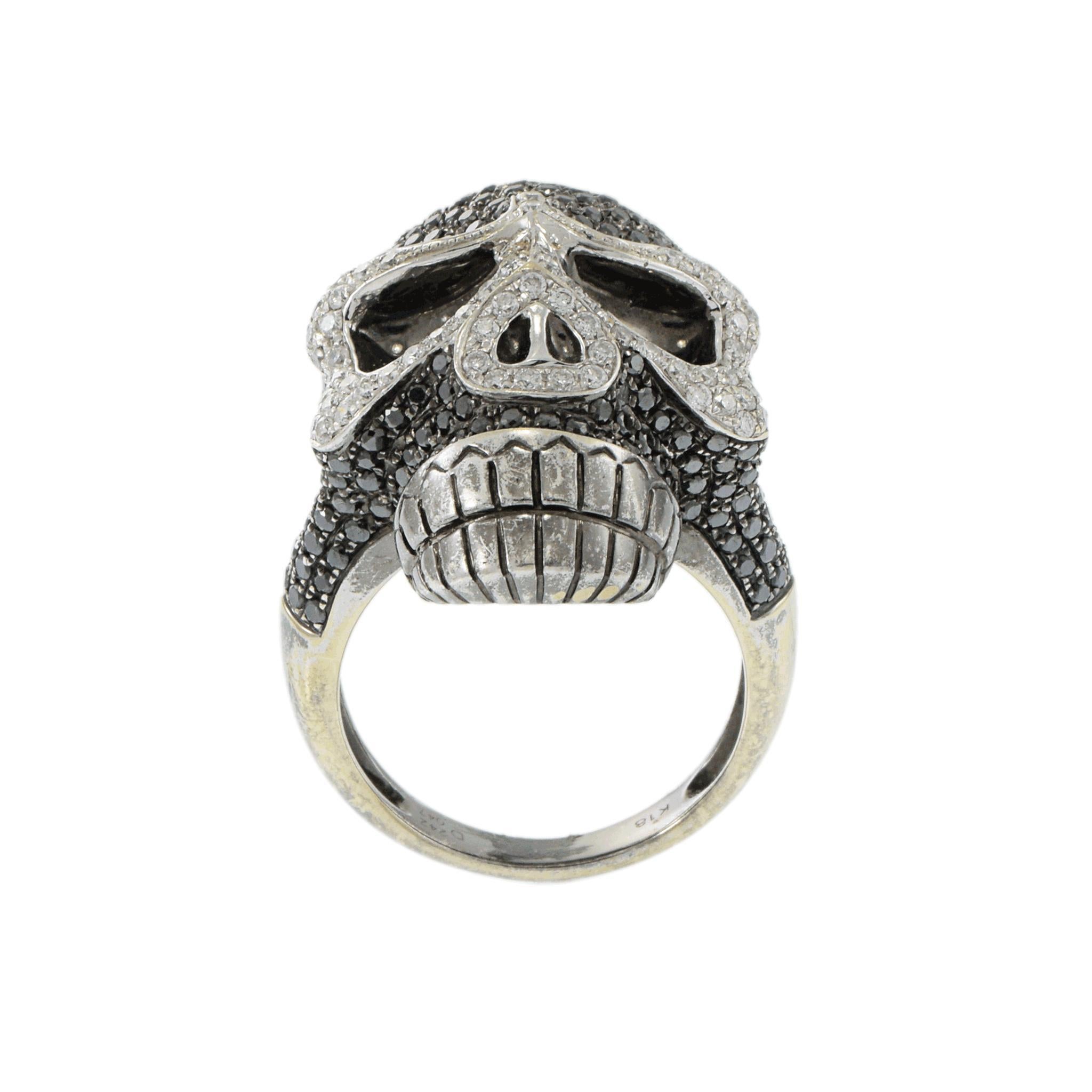 Bague crâne en diamant noir et blanc 18KT en vente 2