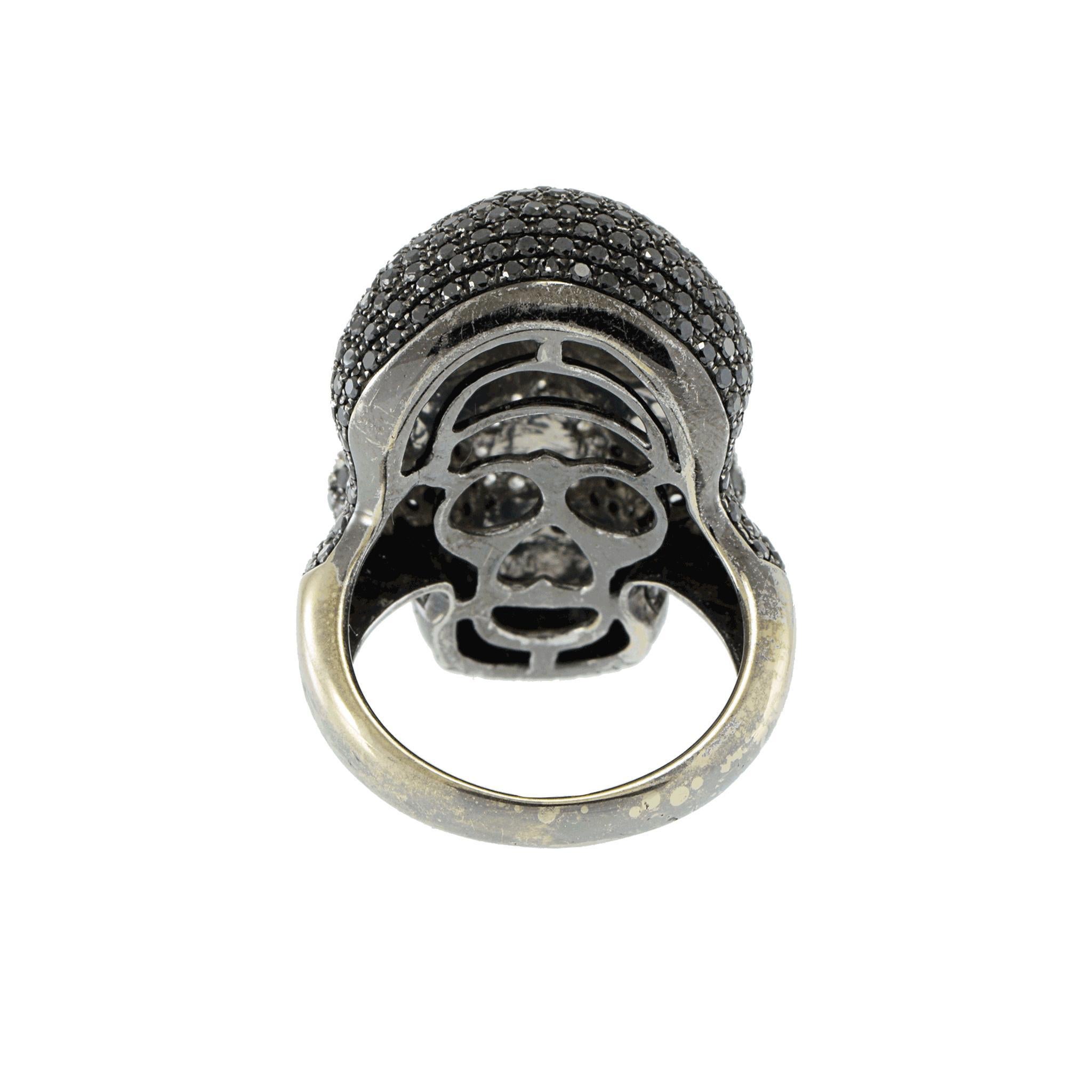 Bague crâne en diamant noir et blanc 18KT en vente 3