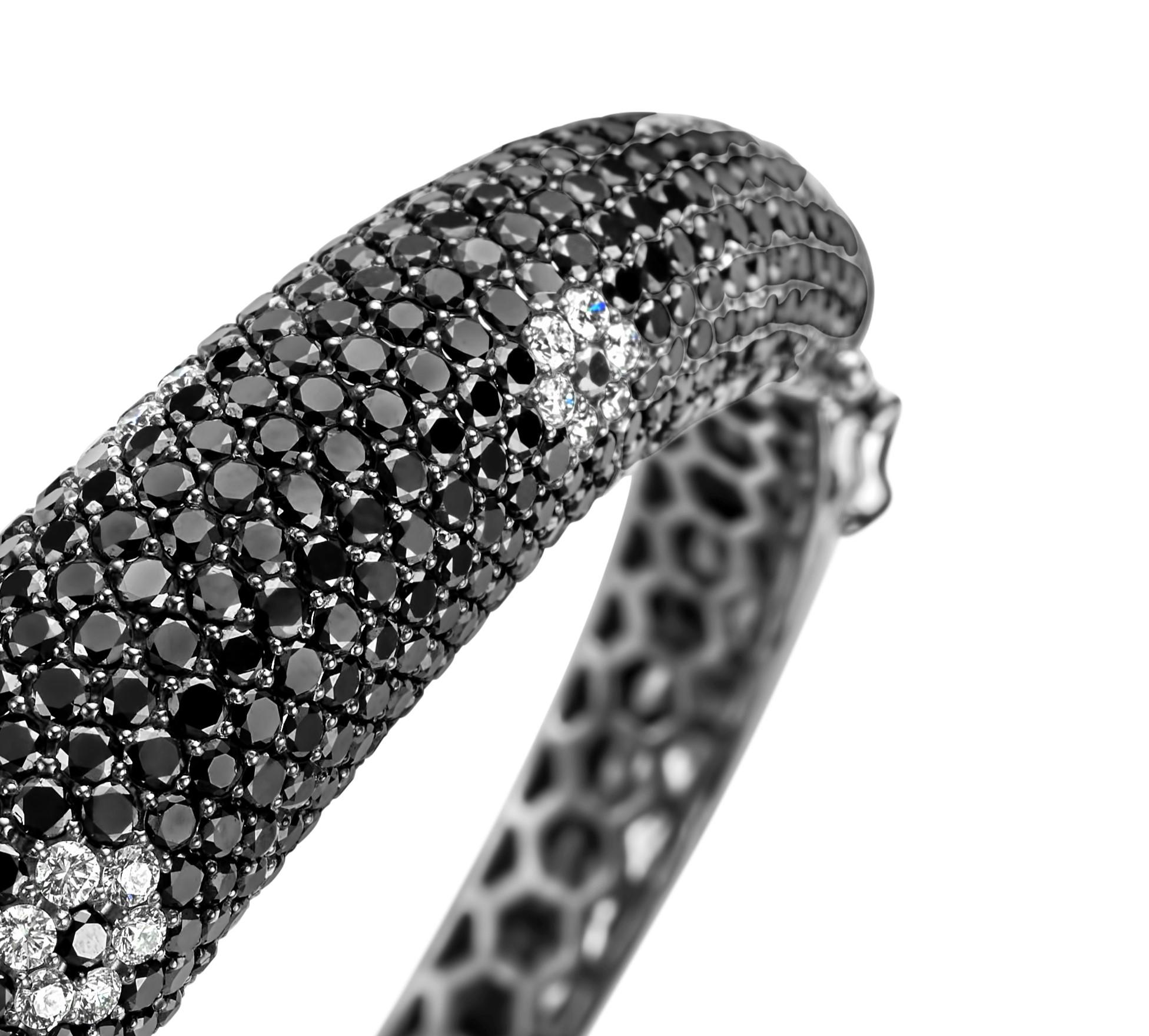 18 Karat Black Gold Bangle Bracelet with 16 Carat Pavé Black & White Diamonds In New Condition For Sale In Antwerp, BE