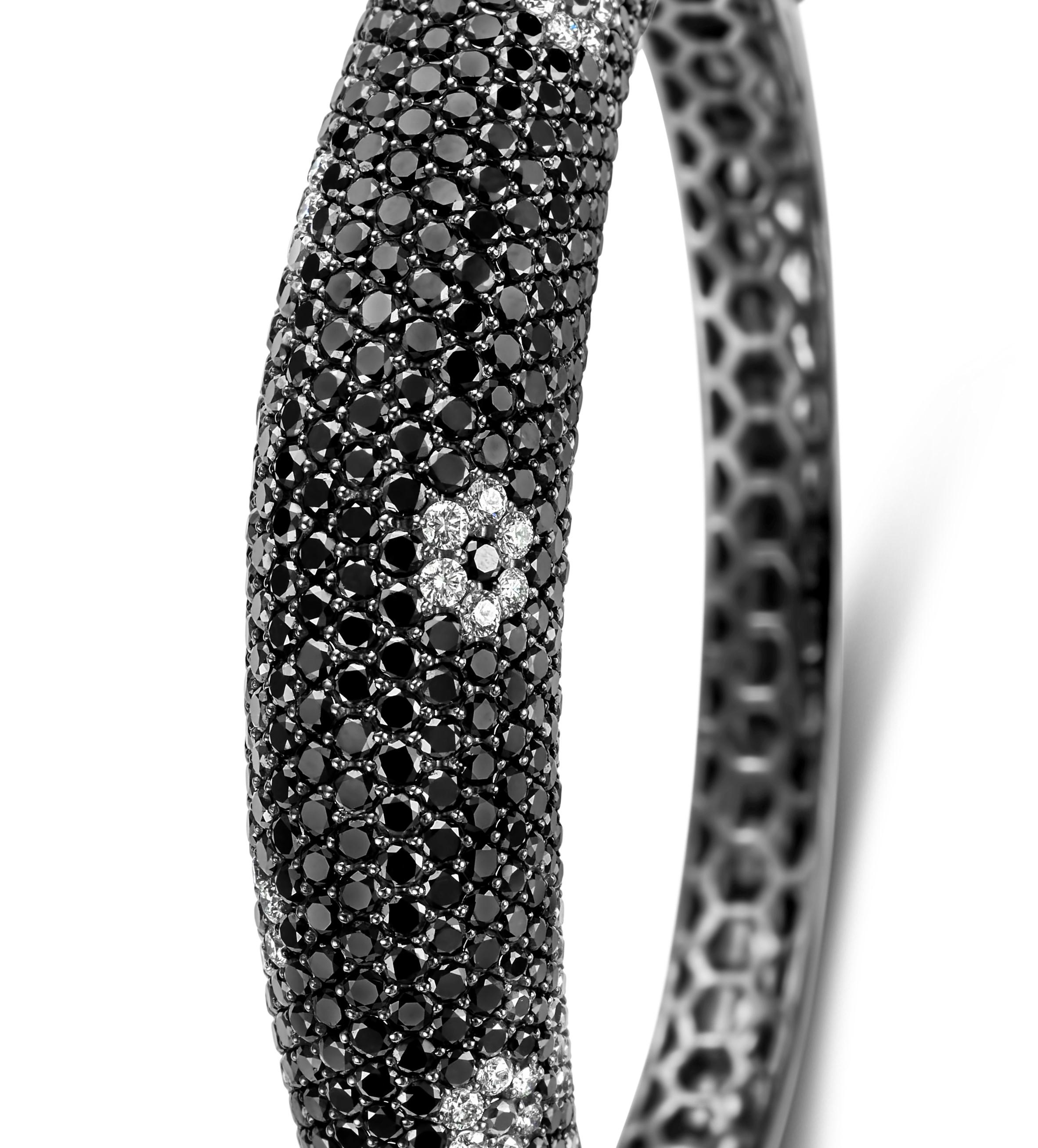 18 Karat Black Gold Bangle Bracelet with 16 Carat Pavé Black & White Diamonds For Sale 1