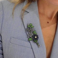 Blumenbrosche aus geschwärztem 18-karätigem Gold mit blauen Saphiren, Tsavoriten und Diamanten