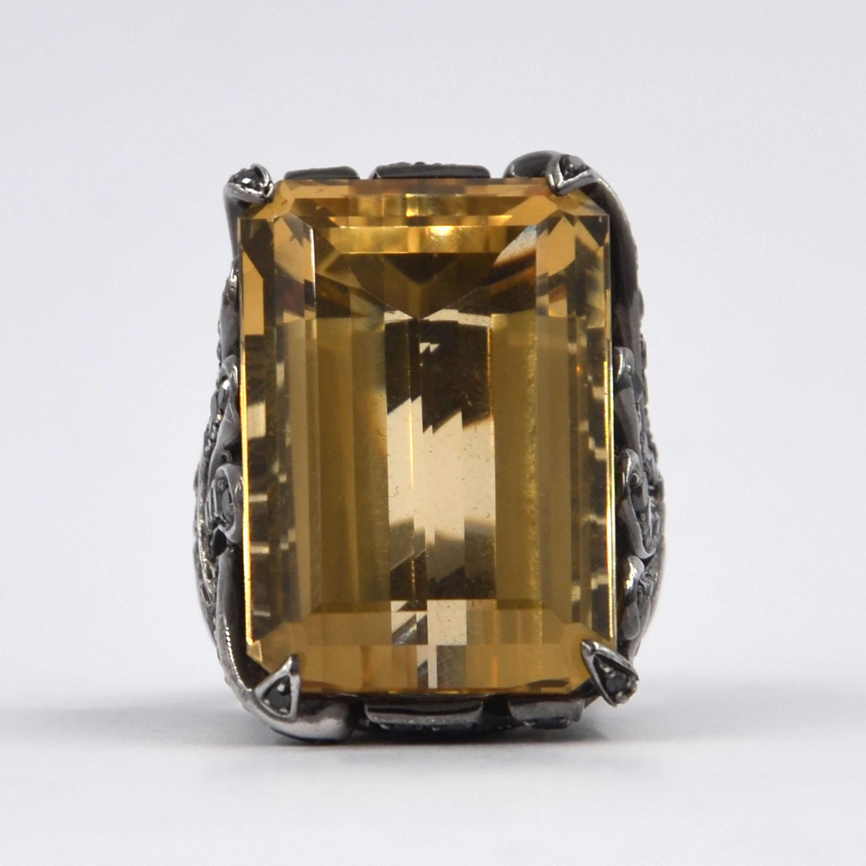 Taille ronde Garavelli Bague en or blanc 18 carats avec citrine jaune et diamants noirs, unique en son genre en vente