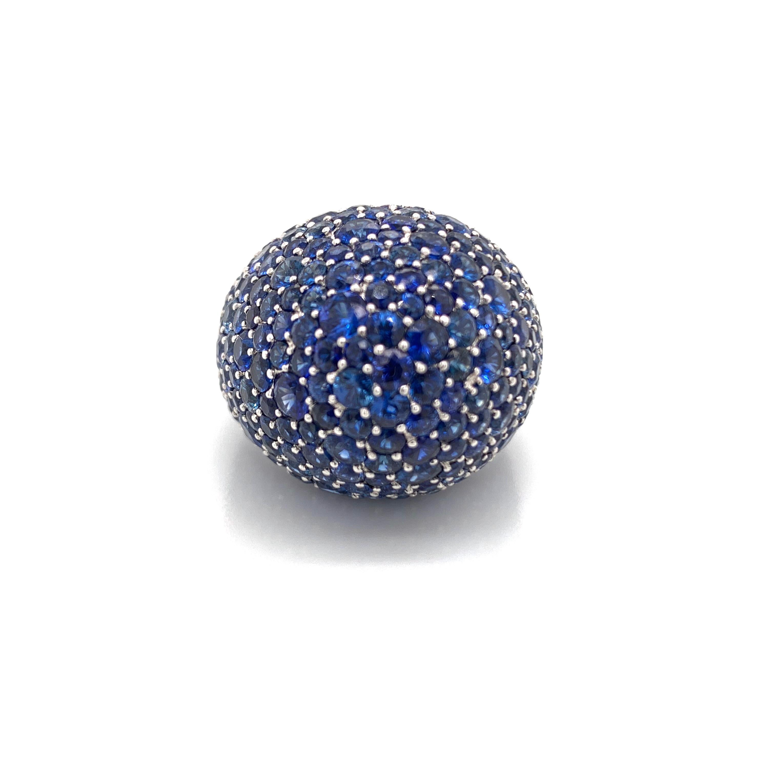 Ein wunderschön gearbeiteter Kuppelring aus blauem Saphir. In einem 18kt Weißgold poliert beenden diese schöne Kuppel Ring wiegen 21,2 Gramm und ist ein US-Ring Größe 6,5. Bedeckt, in 17,74cts der schönen runden blauen Saphiren. Der Ring ist