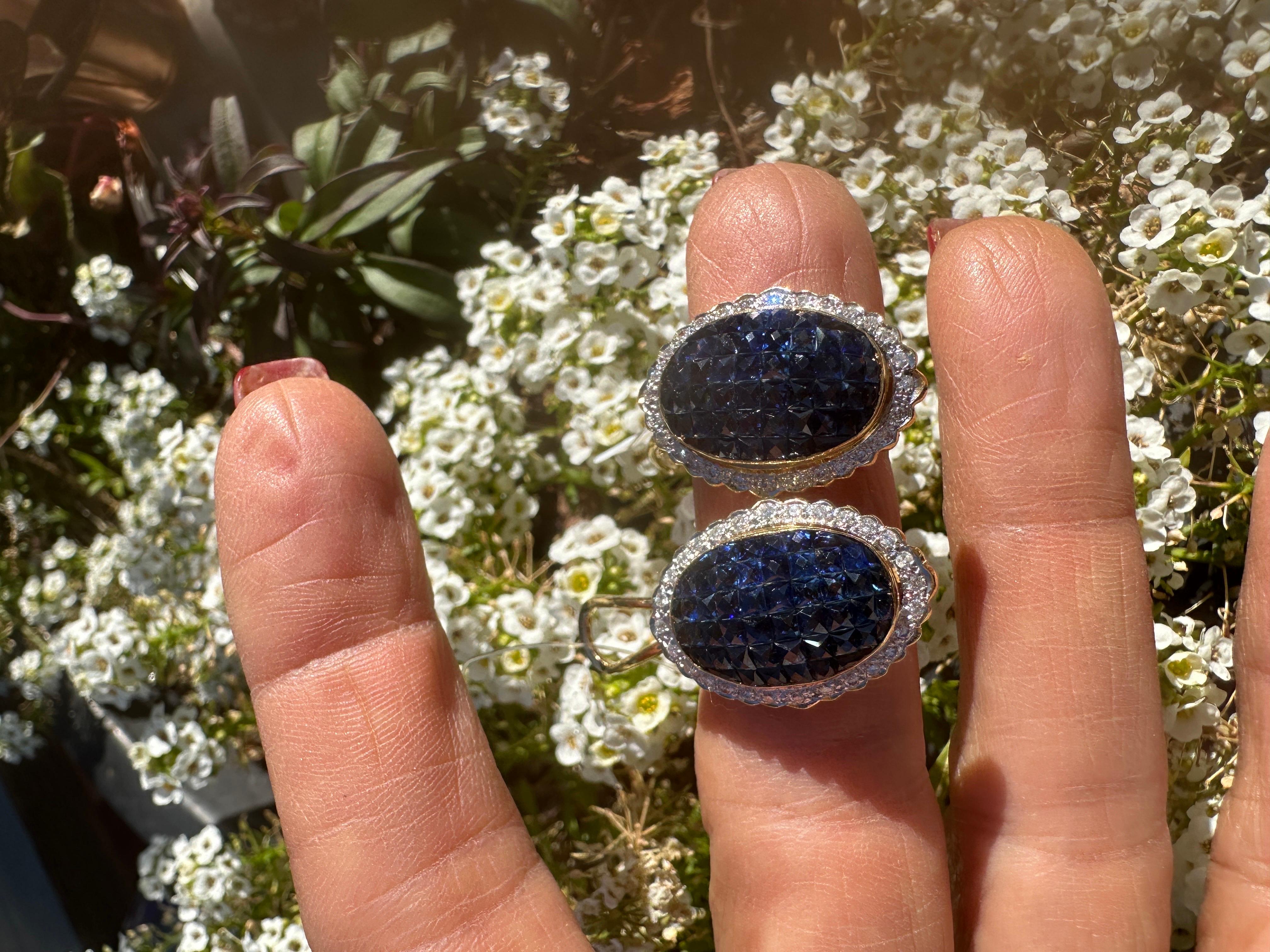 Boucles d'oreilles saphir bleu et diamant 18KT en serti invisible Clip ou Poteaux Excellent état - En vente à Laguna Hills, CA