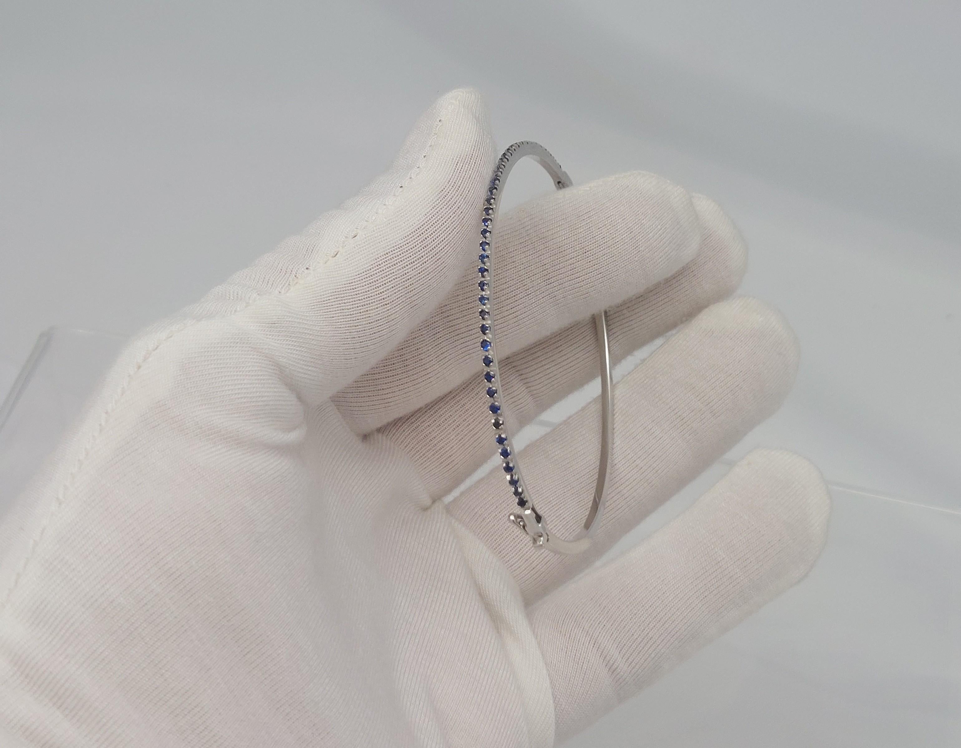 A stapelbar...............

18 Karat Weißgold Blauer Saphir Armreif

Vierzig (40) runde blaue Saphire im Brillantschliff mit  jeweils 1,30 mm,

Wiegen  0,70 Karat insgesamt.

Armreif Maße  1/16 