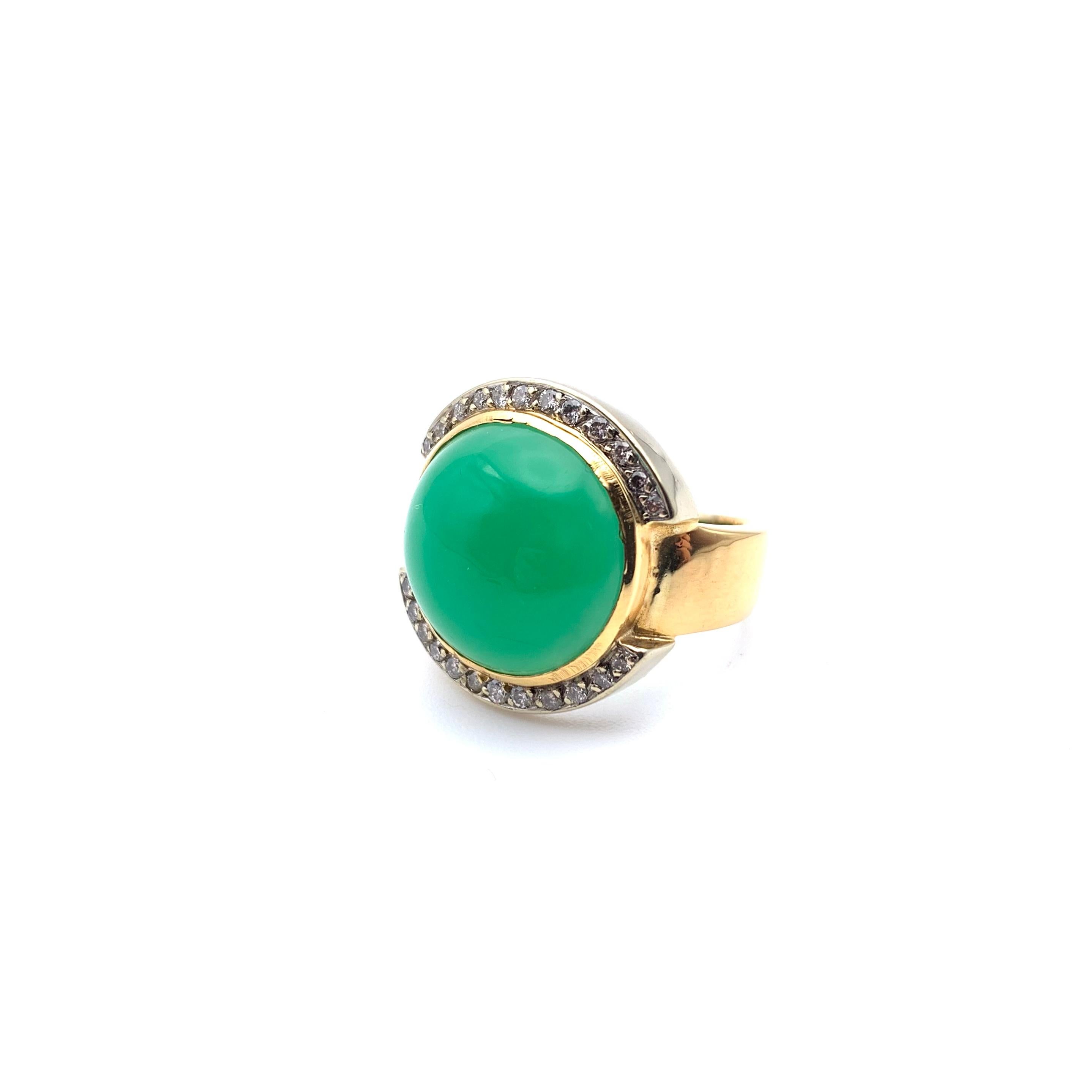 Questo anello fa parte della nostra collezione immobiliare e risale probabilmente alla metà del XX secolo. Incastonato in oro 18 carati, presenta un pezzo di crisoprasio tagliato a cabochon del peso di 7,91 carati con un'incantevole tonalità verde