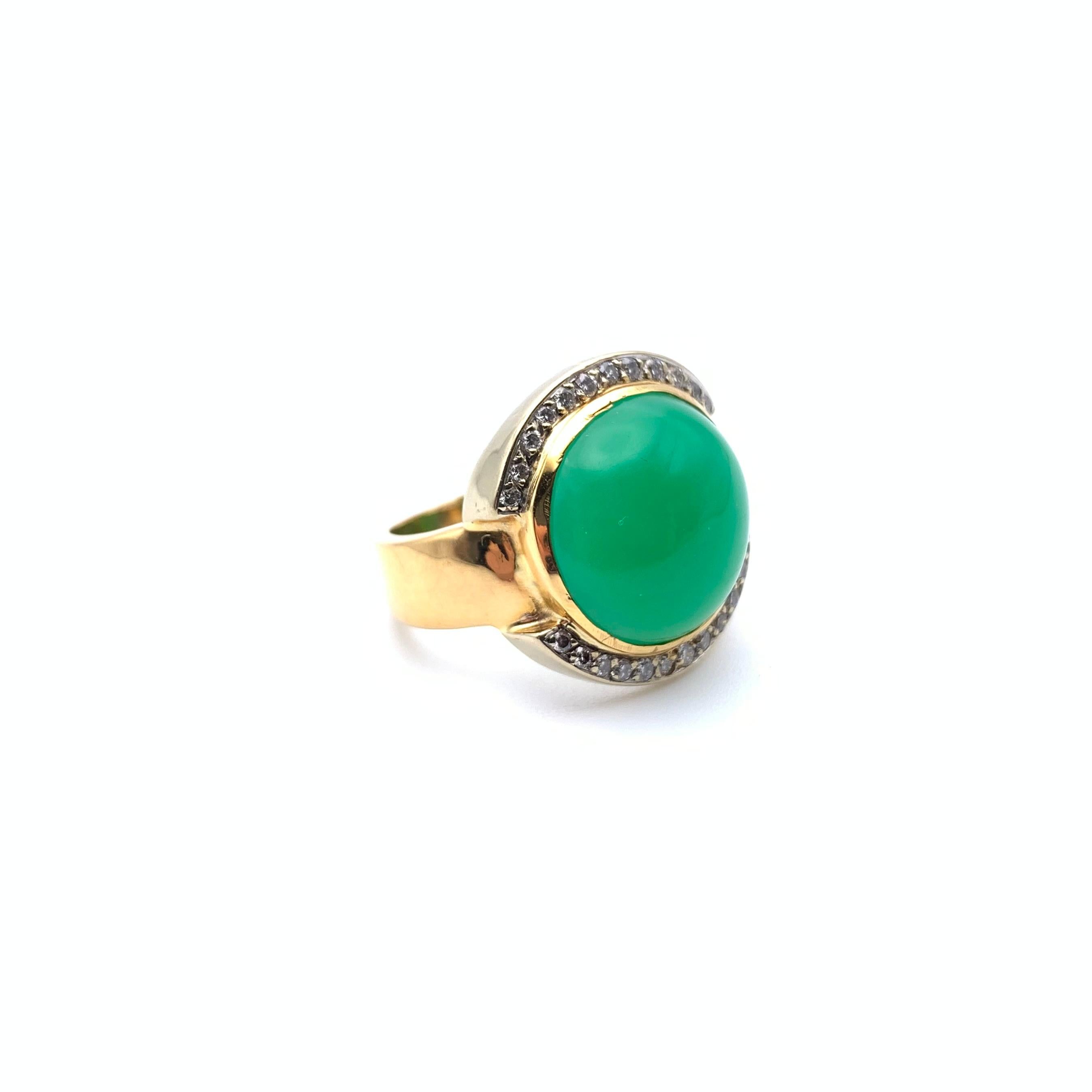 Cabochon Anello con crisoprasio cabochon e diamanti 18KT in vendita
