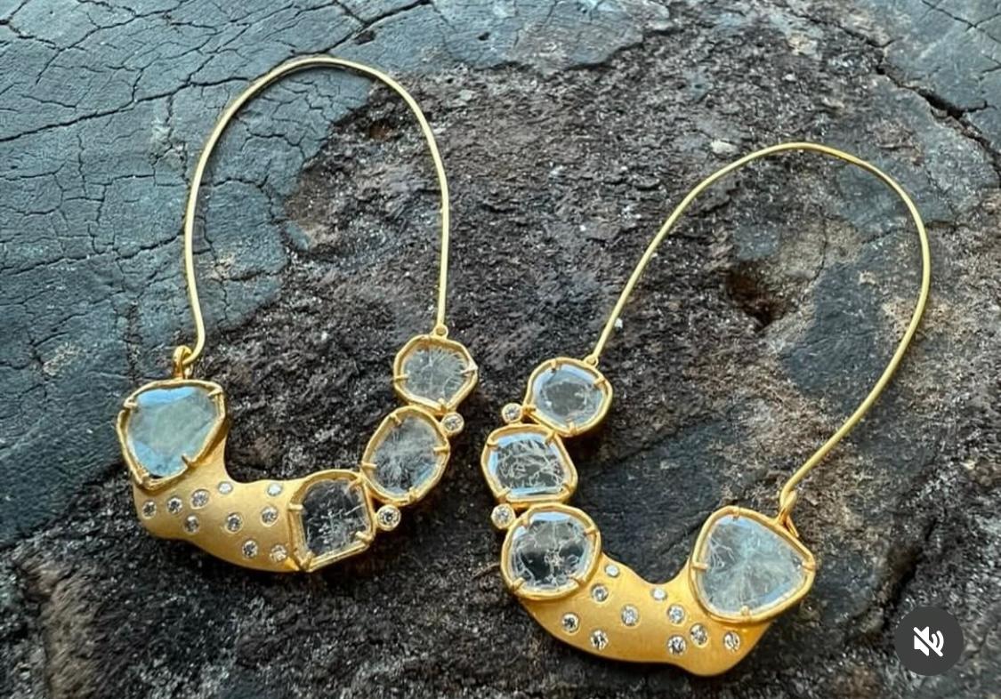 Contemporary 18kt cluster diamond earrings For Sale