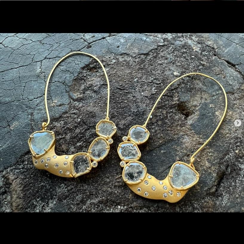 Round Cut 18kt cluster diamond earrings For Sale