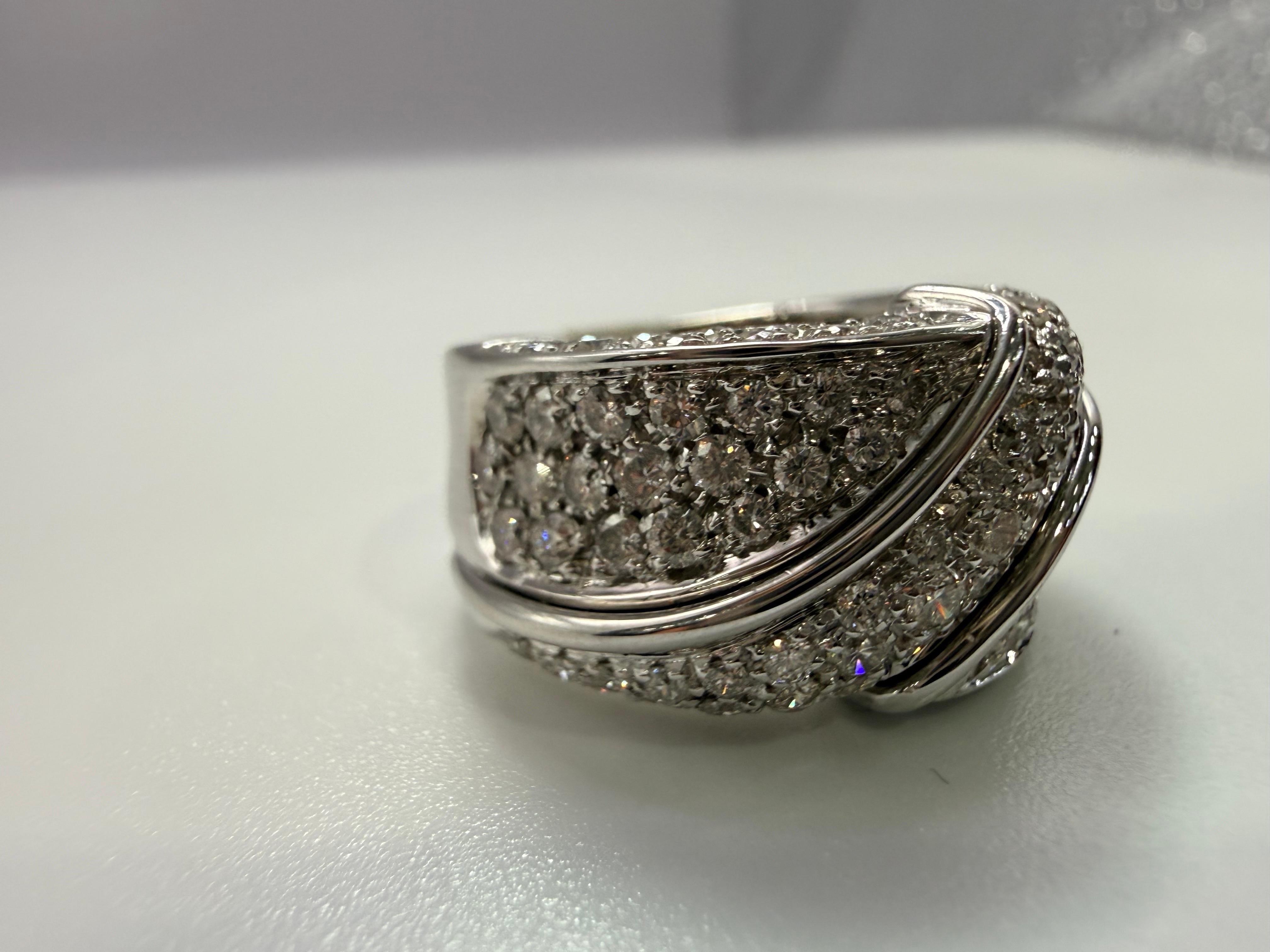 Stupendo anello con diamante superiore di grandi dimensioni con 2 carati di diamanti con purezza VS-SI e colore G. Molto ben realizzato in oro 18KT.

**Tutti gli oggetti lasciano la nostra sede con un certificato a nome dell'acquirente, politica