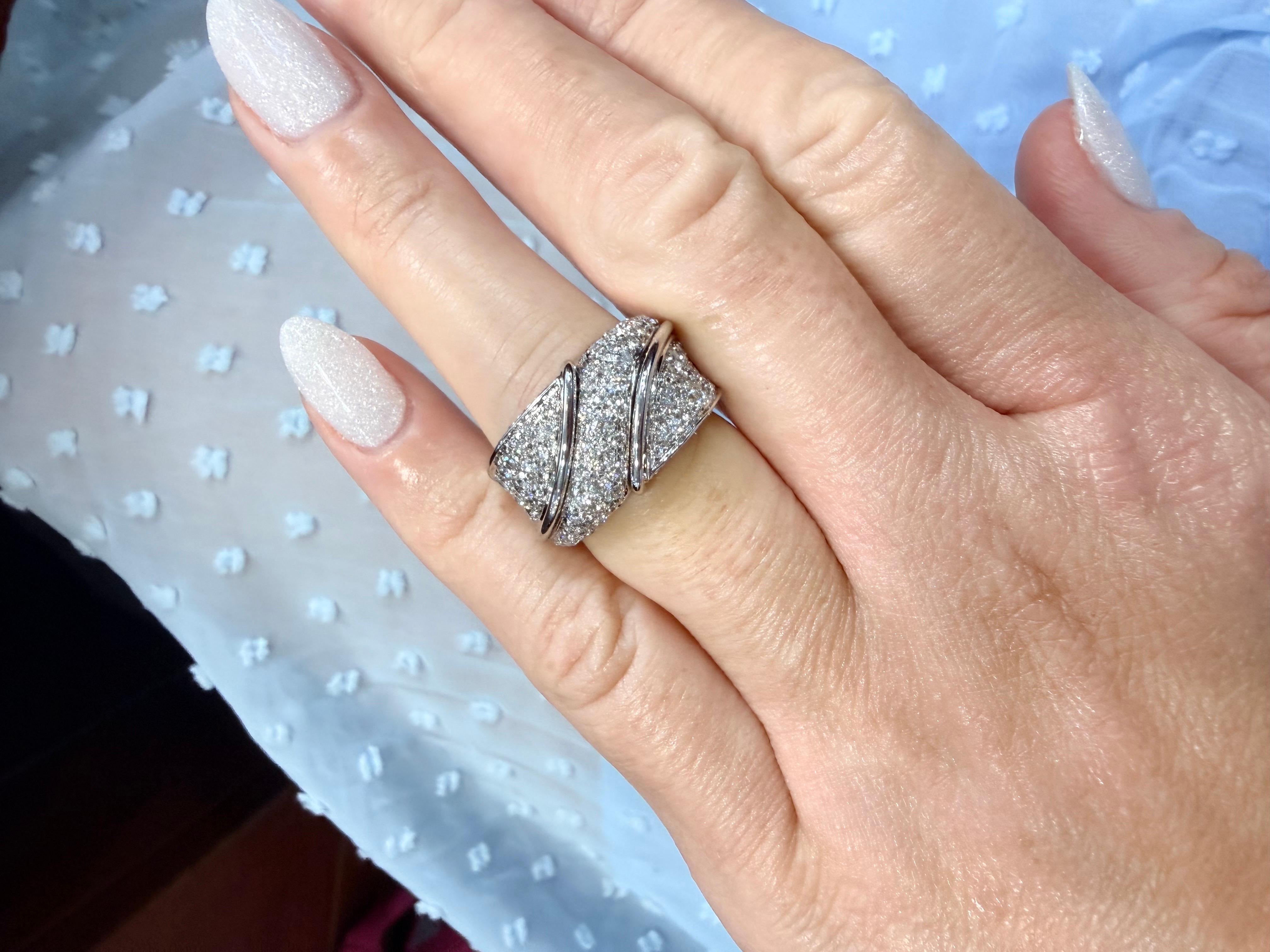 Anello cocktail 18KT con 2 carati di diamanti VS-SI chiarezza G colore in vendita 3