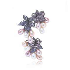 Broche en or foncé 18kt avec perles de culture mixtes et saphirs bleus et roses