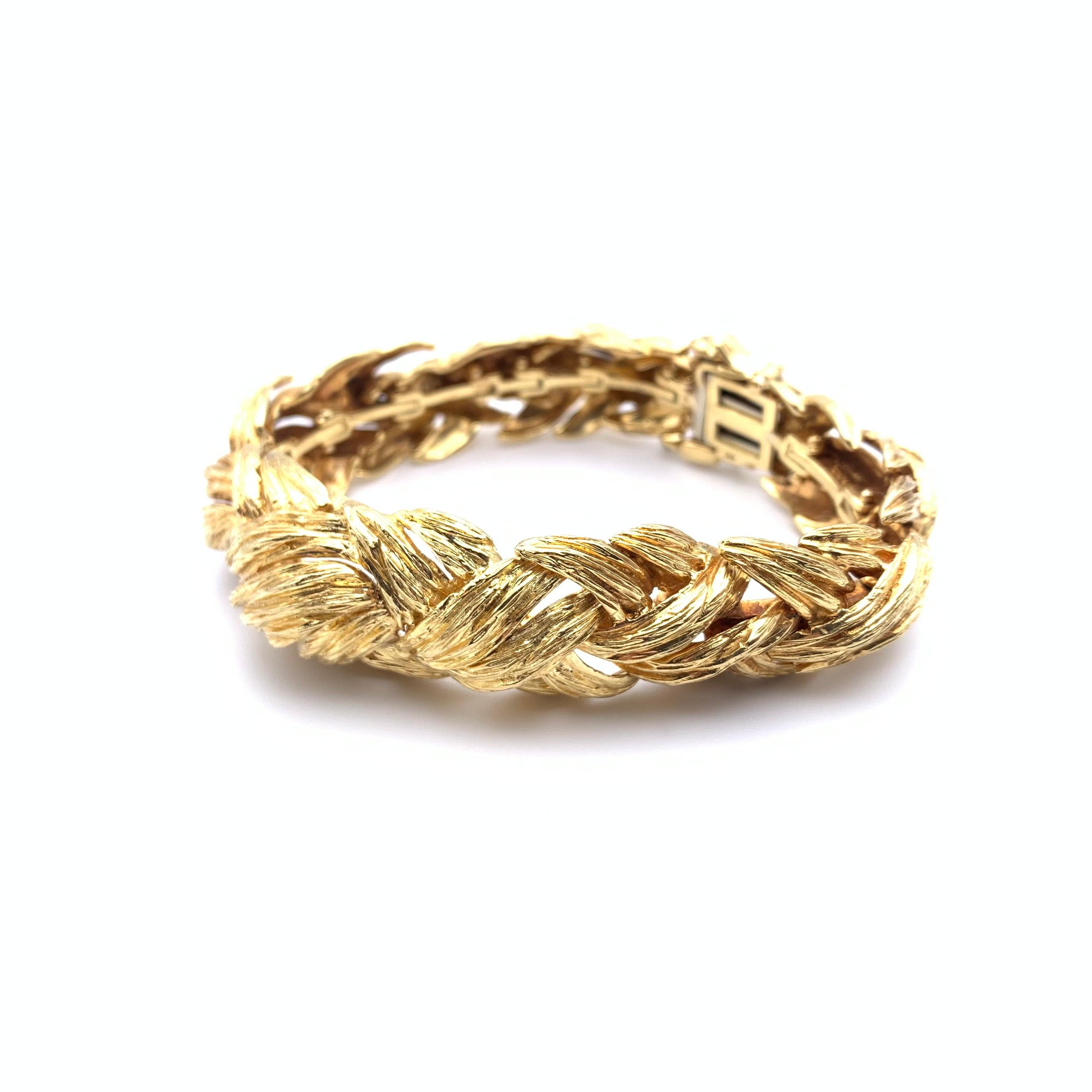 Cette pièce emblématique est signée David Webb. Populaires au milieu et à la fin du XXe siècle, les designs de Webb ont été portés par des célébrités telles que Jackie Kennedy, Liz Taylor et Barbara Streisand. 

Fabriqué en or massif 18 carats, ce
