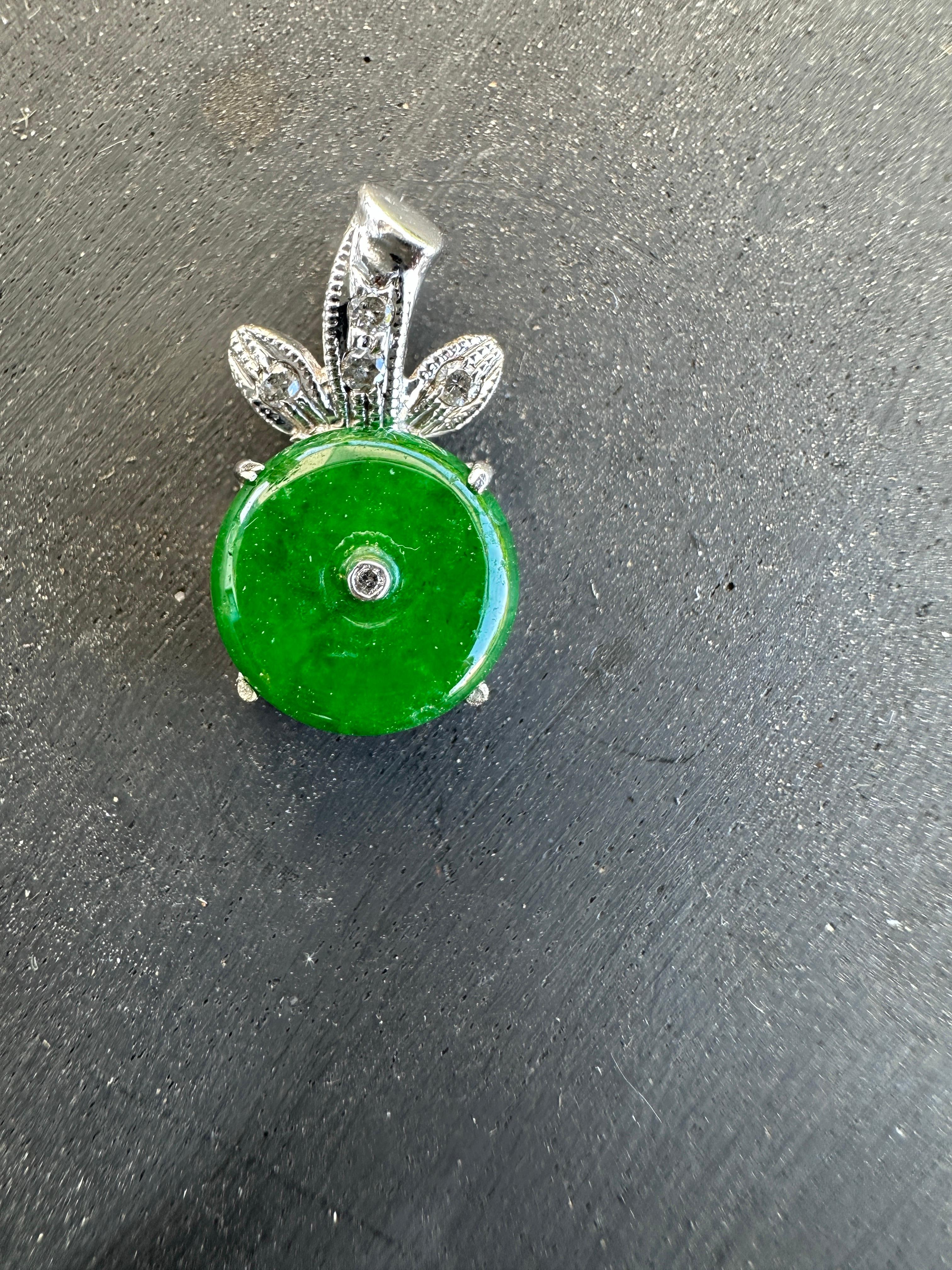 Contemporaneo Ciondolo a forma di fiocco con disco di giadeite verde intenso e diamanti, 18 carati, a goccia in vendita