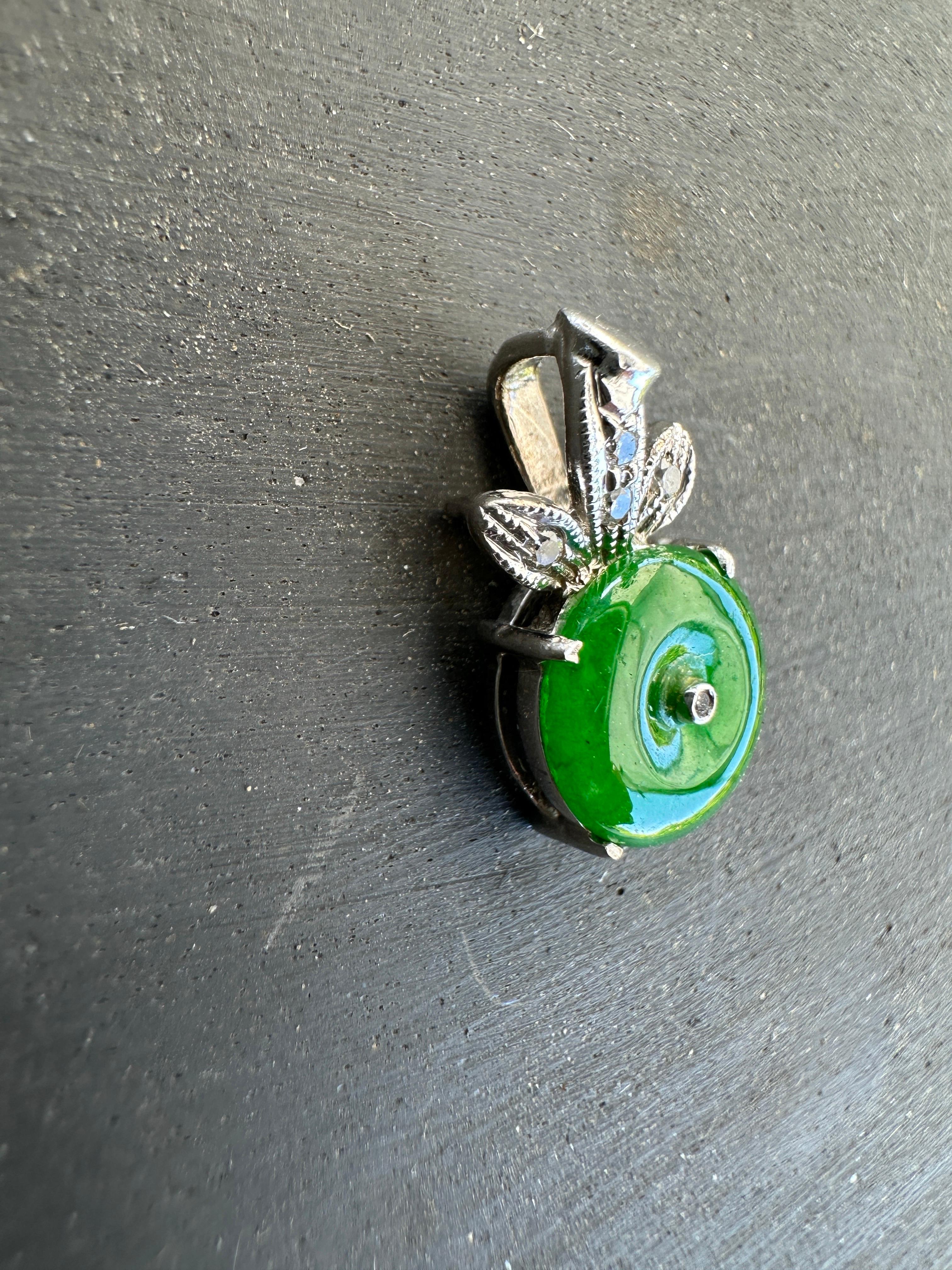 Ciondolo a forma di fiocco con disco di giadeite verde intenso e diamanti, 18 carati, a goccia In condizioni ottime in vendita a Laguna Hills, CA