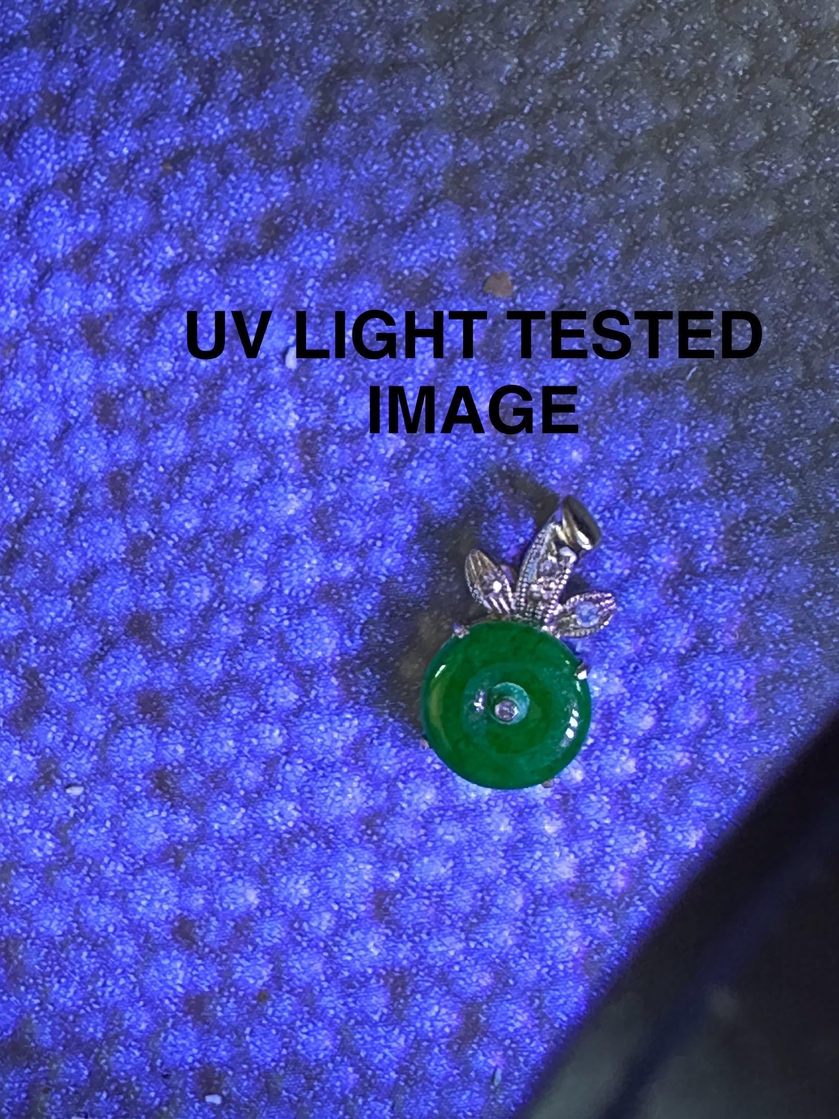 Ciondolo a forma di fiocco con disco di giadeite verde intenso e diamanti, 18 carati, a goccia in vendita 1