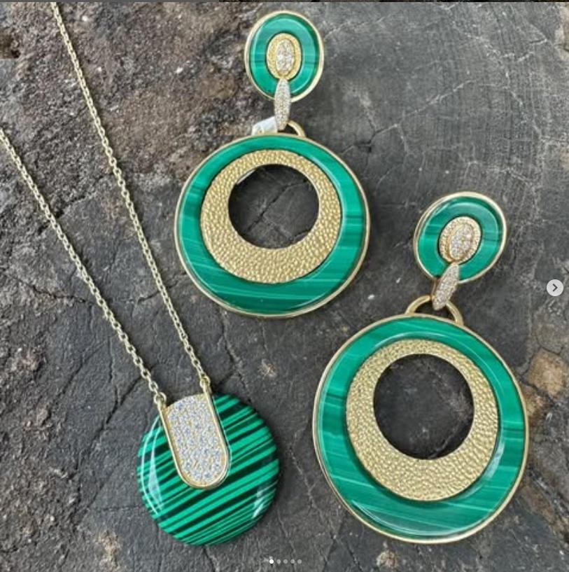 Favolose bellezze di diamanti e malachite, che fanno bella mostra di sé...! Perfetto per tutti i giorni 