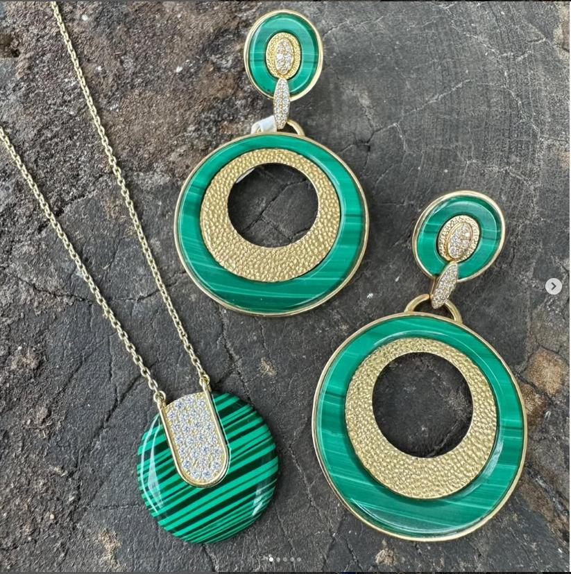 Taglio rotondo Orecchino in 18kt, diamanti e malachite in vendita