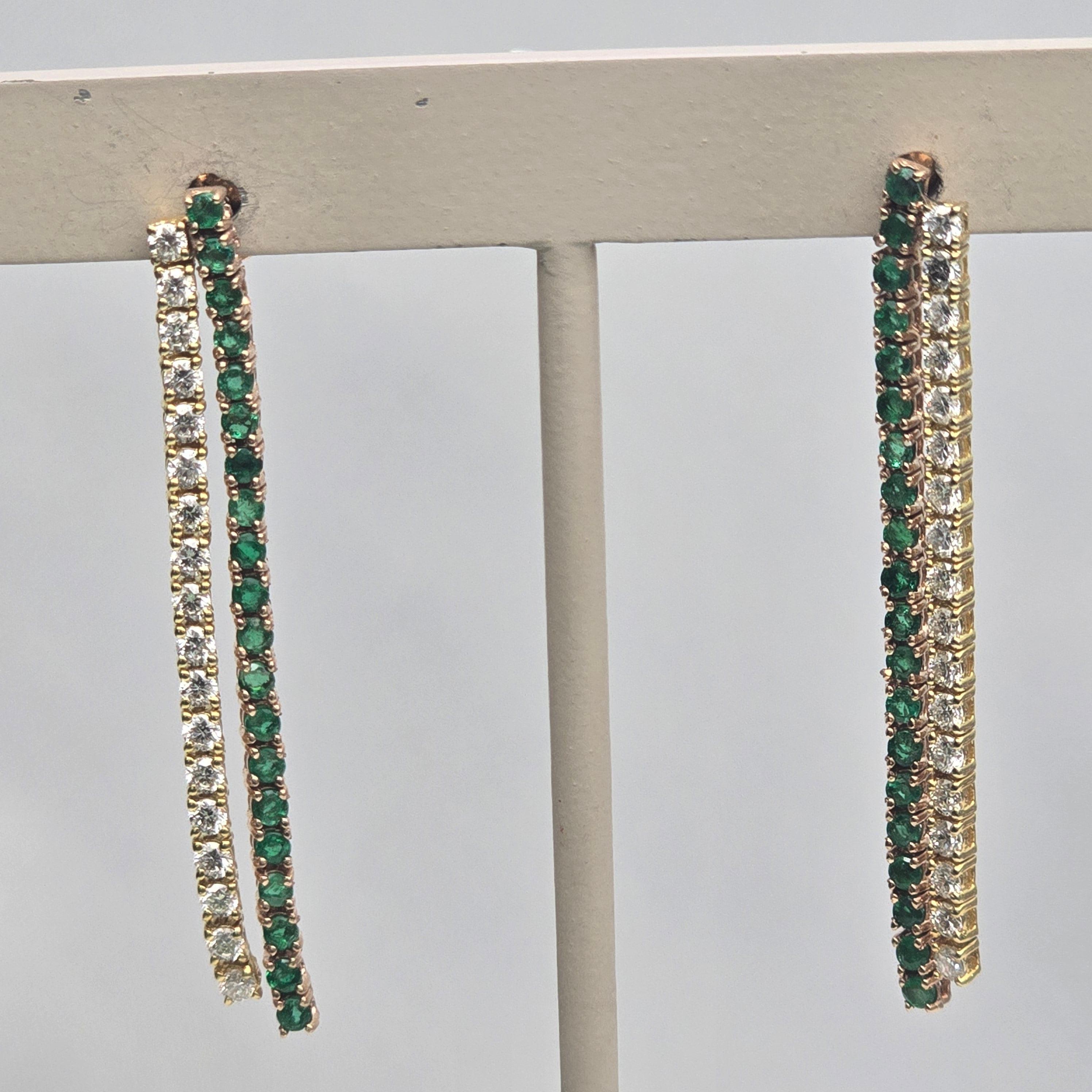 Orecchini pendenti con diamanti naturali e smeraldi in oro giallo e rosa 18KT. I diamanti hanno un peso di 2,11 carati con purezza VS-SI e colore F-G. Gli smeraldi sono di 0,70 carati leggermente inclusi, di colore verde bluastro. Gli Eleg sono a