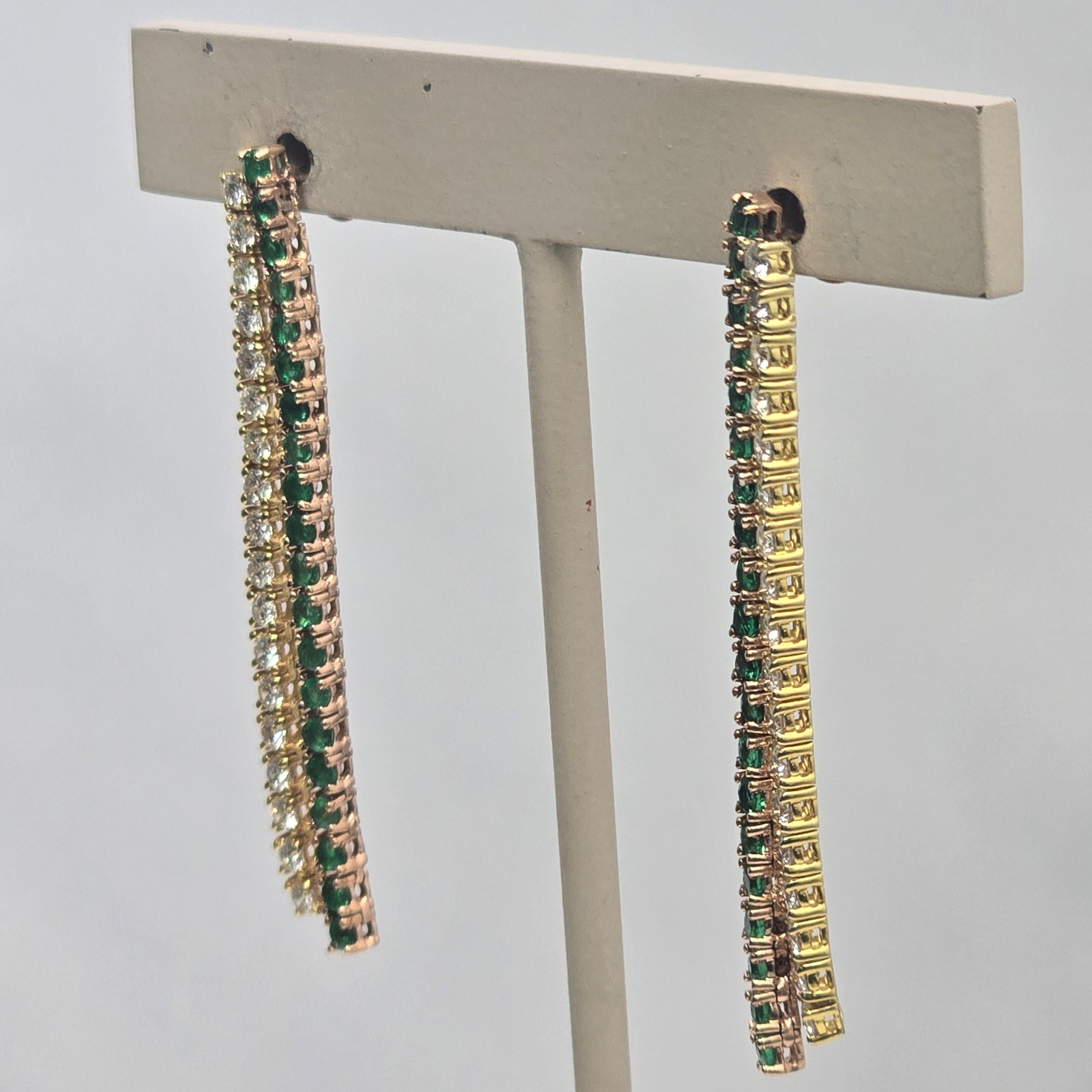 Taglio brillante Orecchini a goccia in oro 18KT con diamanti e smeraldi in due toni in vendita