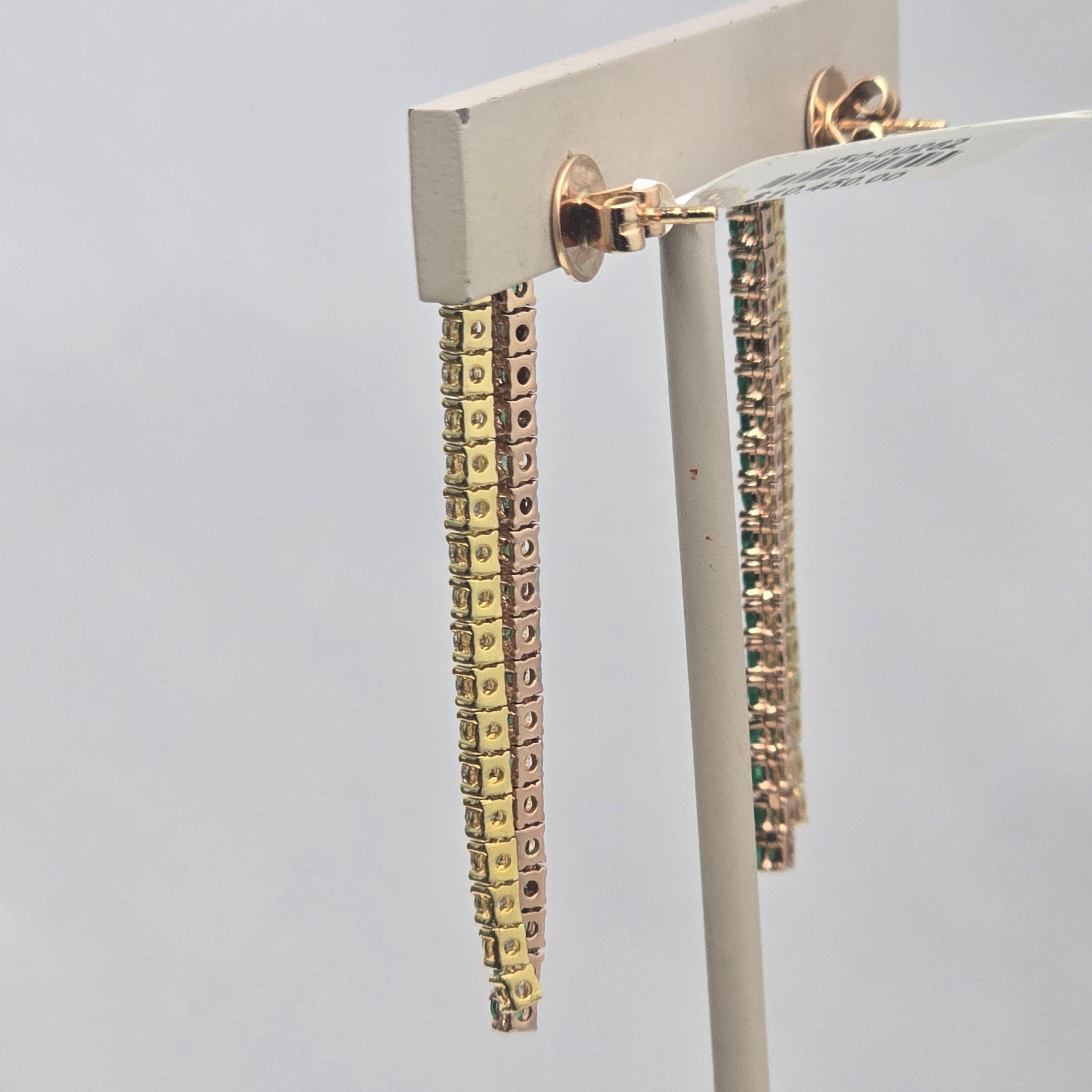 Orecchini a goccia in oro 18KT con diamanti e smeraldi in due toni In condizioni Nuovo in vendita a Jupiter, FL