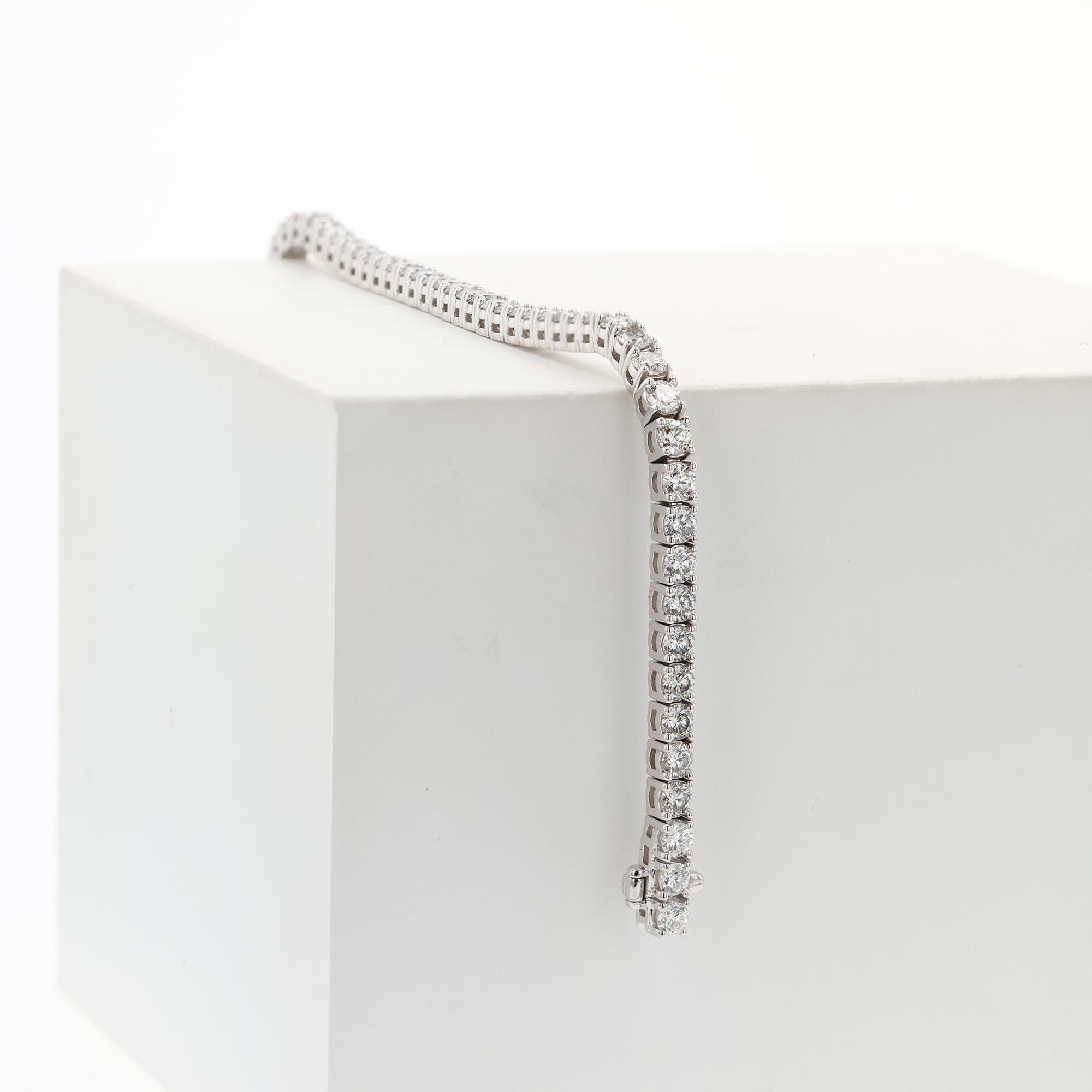 Taille ronde Bracelet ligne de diamants 18 carats en vente