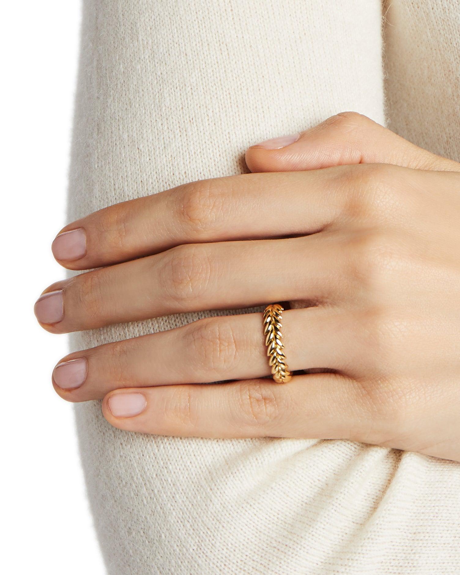 Im Angebot: 18kt gemaserter ekologischer Gold-Ehering mit ätherischem Lorbeerblatt aus Gelbgold () 5