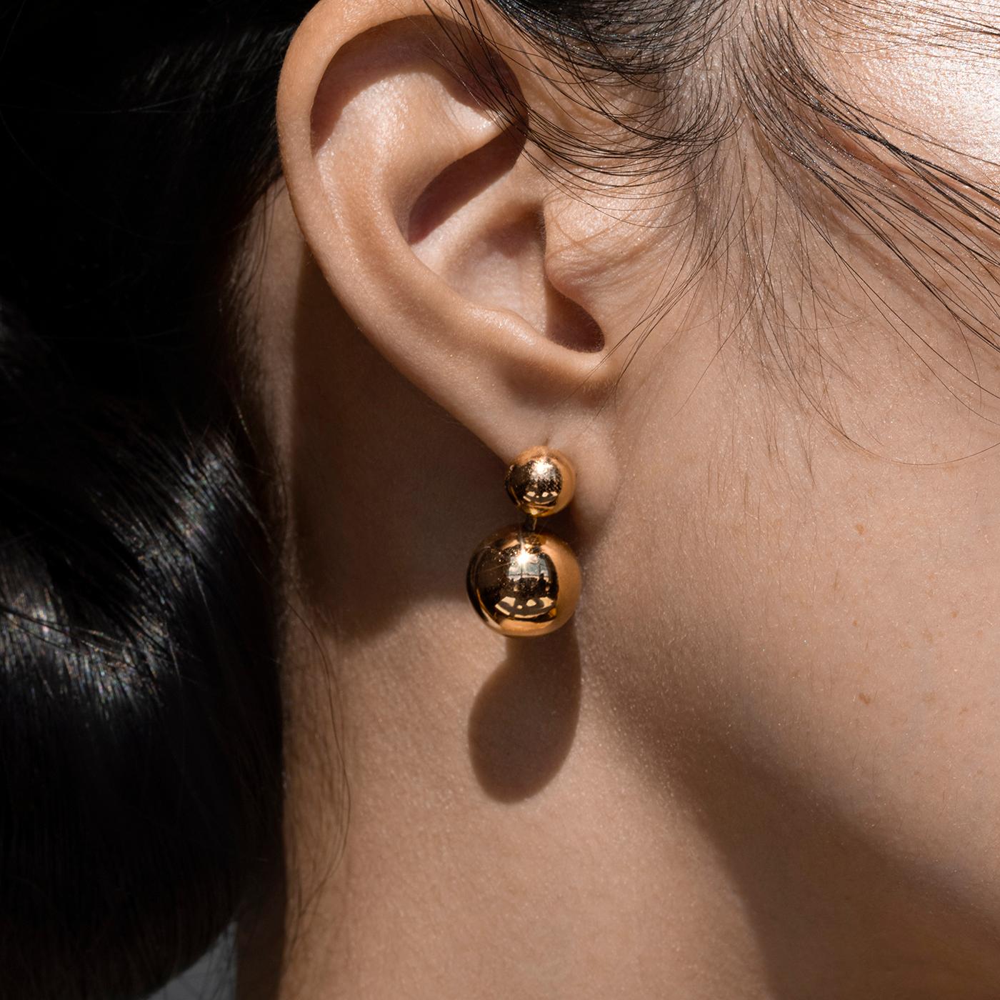 The Due Soli earrings are two brilliant golden spheres that come together to create this simple, yet refreshing pair of earrings. Originating in design from the 1-2nd Century AD, in Ancient Rome, they are the perfect pair of freshly modern earrings