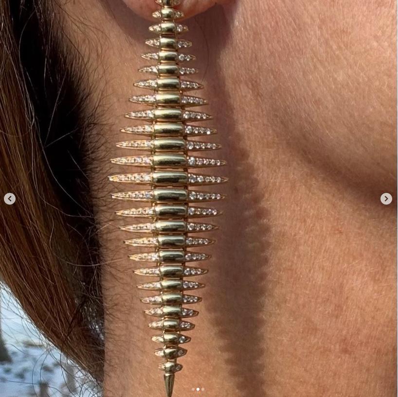 Round Cut 18kt Fishtail diamond earrings For Sale