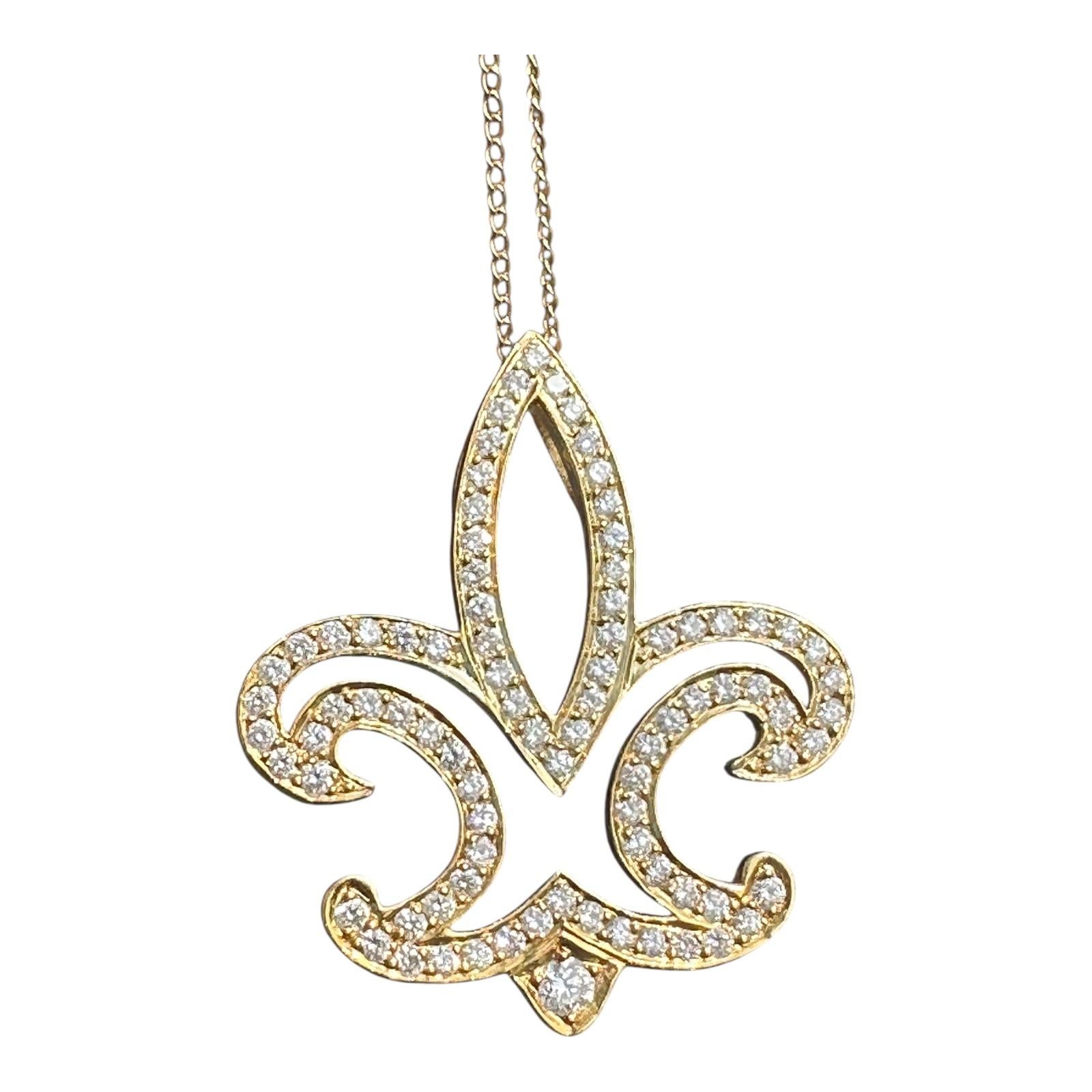Taille ronde Pendentif et chaîne Fleur-de-Lis en or jaune 18 carats avec diamants de 0,50 carat au total en vente